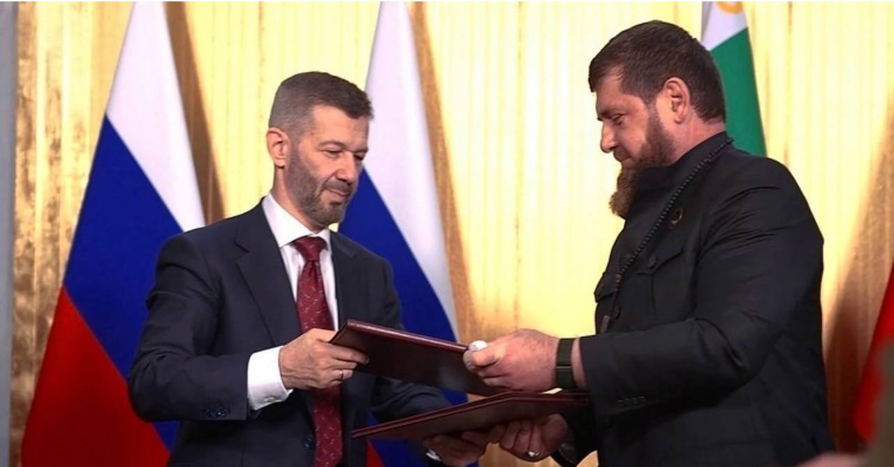 Губернатор Чукотского автономного округа и глава Чеченской Республики заключили соглашение о сотрудничестве В воскресенье 12 октября регионы договорились о взаимодействии в различных областях включая образование и молодёжную политику Дети Чукотки получат возможность отдыхать в оздоровительных лагерях Чечни