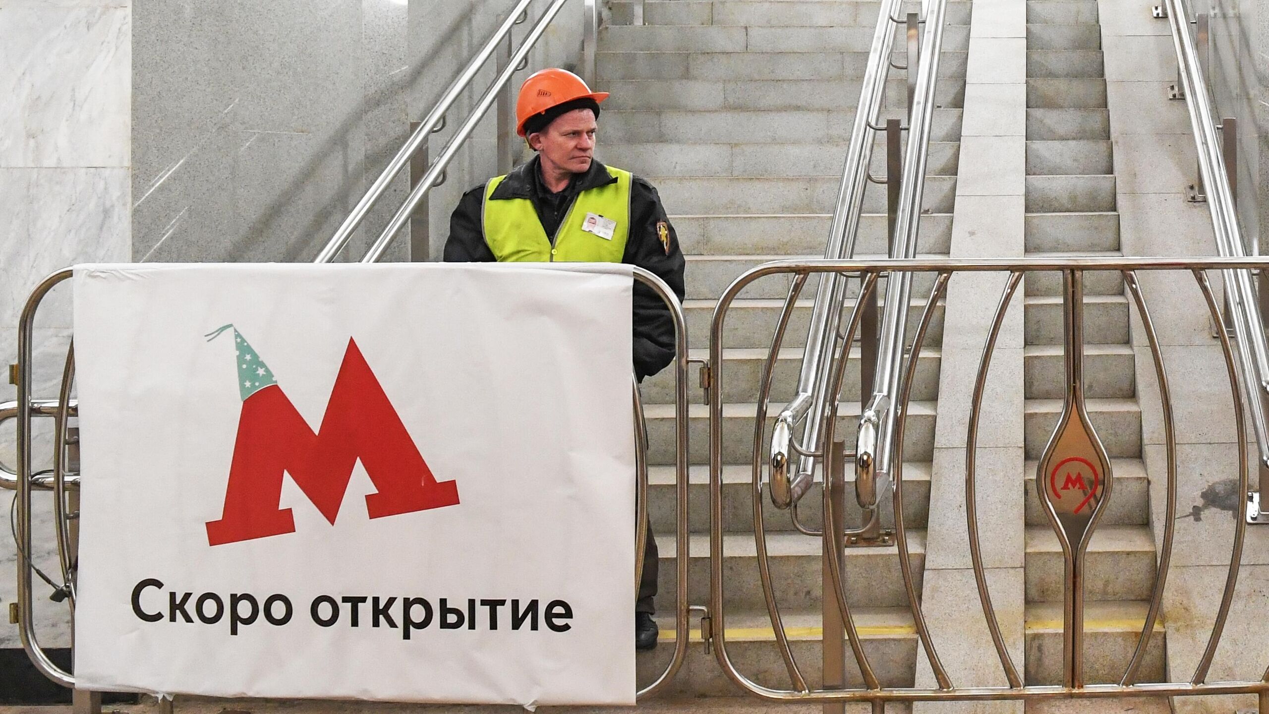 В Москве к 2032 году построят 34 новые станции метро сообщается в материалах пресс службы мэра и правительства Москвы к встрече столичного градоначальника Сергея Собянина с президентом России Владимиром Путиным Полным ходом идет сооружение Рублево Архангельской линии первые станции которой будут открыты уже в 2026 году Начато строительство Бирюлёвской линии а также станций Гольяново и Достоевская Идет подготовка к началу сооружения станции Южный Порт в Печатниках Кроме того намечается продление Сокольнической линии со строительством станций МГСУ Холмогорская проектное название и Филёвской линии в Инновационный центр Сколково Всего до конца 2032 года планируется построить 34 станции и 83 километра линий метро говорится в тексте материалов Отмечается что также в октябре было начато строительство 17 километрового южного участка Троицкой линии метро до Троицка