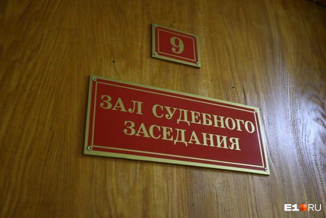 Судебную точку поставили в громкой истории вокруг острова Путятина в Приморском крае 600 гектаров земли незаконно переданных предпринимателю окончательно вернули в муниципальную собственность Как рассказали в пресс службе прокуратуры региона суд не нашел оснований для отмены вердикта первой инстанции В надзорном ведомстве пояснили что апелляция подтвердила ранее вынесенное решение арбитражного суда отказав в удовлетворении жалоб предпринимателя и администрации ЗАТО Фокино Как следует из материалов дела проверка прокуратуры установила что еще в 2020 году муниципалитет действовал в интересах предпринимателя Пока обычные жители острова годами не могли оформить участки под сельское хозяйство для конкретного бизнесмена чиновники всего за два дня сформировали земельный участок площадью около 600 гектаров изменили вид разрешенного использования и передали землю в аренду без проведения торгов Позже муниципалитет попытался придать сделке видимость законности организовав аукцион Однако его условия фактически отсекали всех возможных участников размер задатка был установлен в сумме арендной платы за 10 лет что составляло 1 000 от начальной цены лота В прокуратуре такие действия расценили как недобросовестный сговор направленный на предоставление предпринимателю незаконного преимущества Тогда глава краевого ведомства обратился в суд с иском о признании аукциона и договора аренды недействительными Арбитражный суд Приморья согласился с доводами прокуратуры отменил результаты торгов и распорядился истребовать участок в публичную собственность Апелляционная инстанция поддержала это решение Кроме того по материалам прокурорской проверки возбуждено уголовное дело по п е ч 3 ст 286 УК РФ превышение должностных полномочий совершенное из иной личной заинтересованности Фактическое исполнение судебного акта и ход расследования уголовного дела находятся на контроле прокуратуры Приморского края отметили в надзорном ведомстве Подписаться в Telegram    Подписаться в MAX