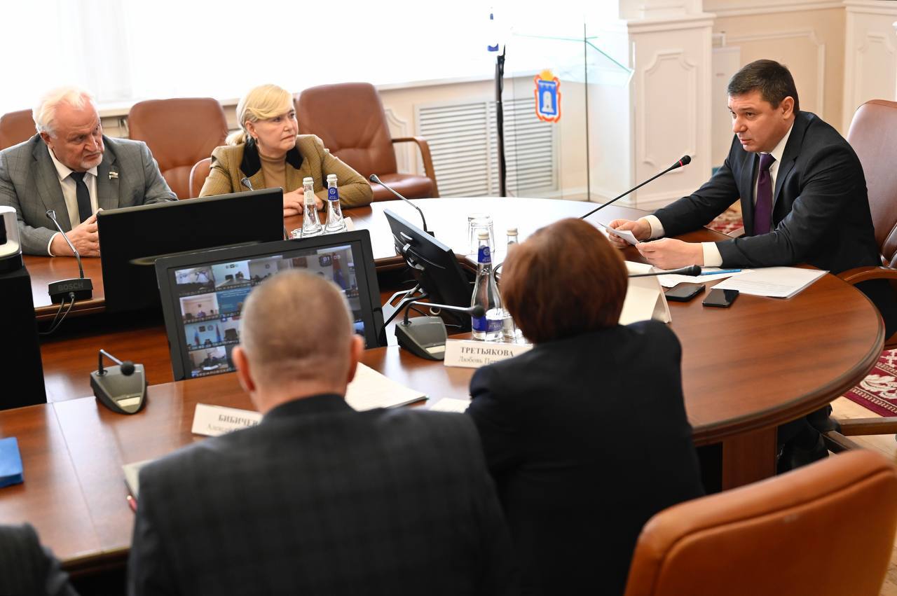 Особое внимание на оперативном совещании уделили диспансеризации взрослого населения К сожалению за 9 месяцев 2025 года диспансеризацию прошли только 16 граждан трудоспособного возраста Чаще всего её проходят пенсионеры которым уже известны свои заболевания Обращаюсь ко всем руководителям предприятий региона Сейчас диспансеризацию можно провести прямо на рабочих местах не отвлекая сотрудников на поход в медучреждение Это бесплатно наши медики готовы выезжать на места Пока на предложение минздрава Тамбовской области откликнулись единицы Дефицит кадров сейчас есть на большинстве предприятий а любая эпидемия может значительно сказаться на производственном процессе Своевременная диспансеризация и вакцинация сотрудников это забота не просто о здоровье но и об экономике в целом Начинать тут тоже нужно с себя подавать пример При этом 9 муниципалитетов Тамбовской области не заключили ни одного договора с медицинскими учреждениями для прохождения сотрудниками диспансеризации и профилактических осмотров Поручил всем главам муниципальных образований проработать с руководителями предприятий в своих округах этот вопрос Будем перестраивать работу в этой части Мы не можем рисковать здоровьем жителей Мой официальный канал в мессенджере MAX