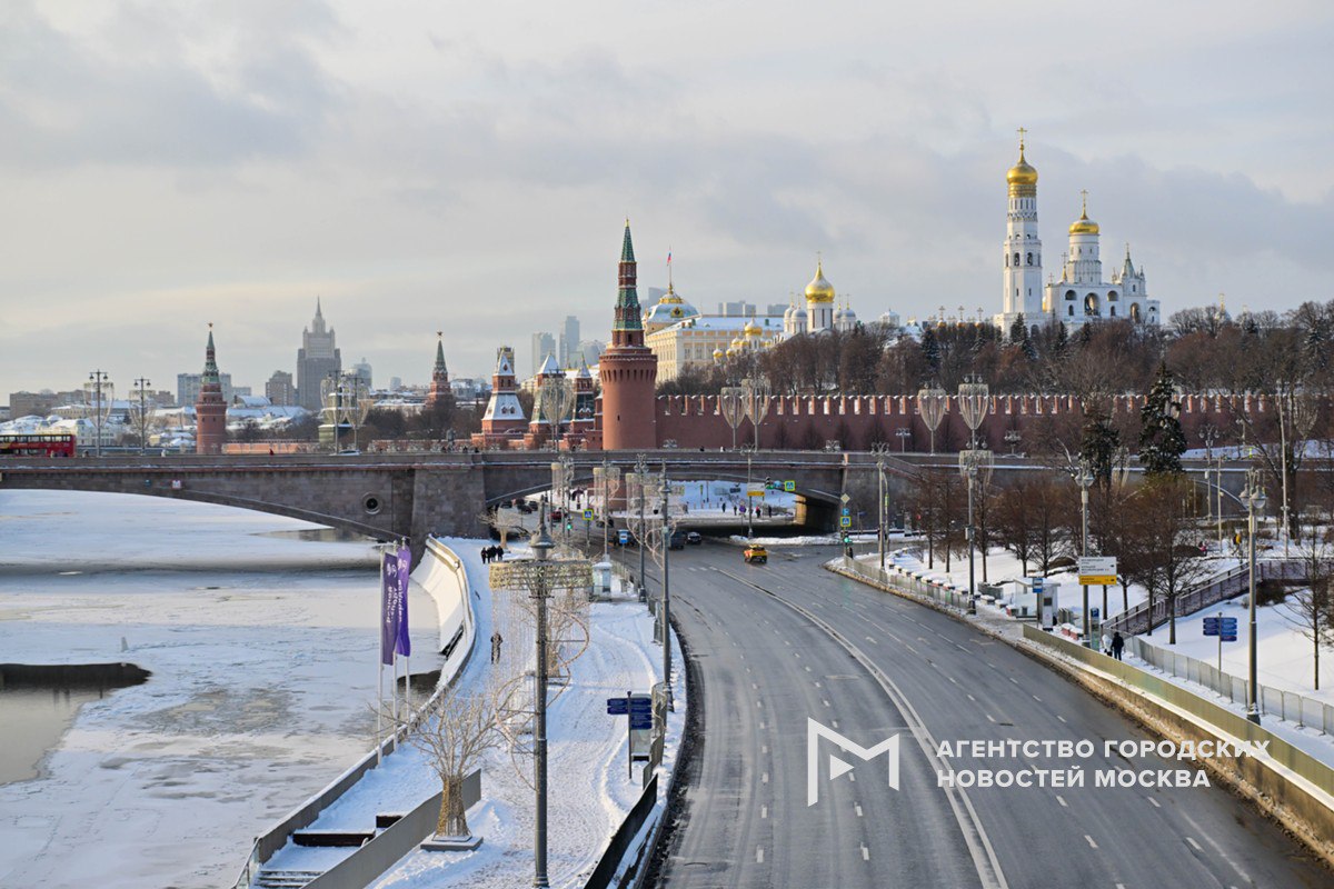 Рекордно высокое атмосферное давление ожидается в Москве в предстоящие выходные По прогнозу барометры покажут 772 мм ртутного столба 1029 3 гПа тогда как для 17 января рекорд составляет 1028 9 гПа и принадлежит 1979 году а для 18 января 1028 5 гПам в 2010 году Также в субботу воскресенье температура может опуститься до 20 что почти на 10 градусов ниже нормы сообщила синоптик Татьяна Позднякова Подпишись на Агентство Москва