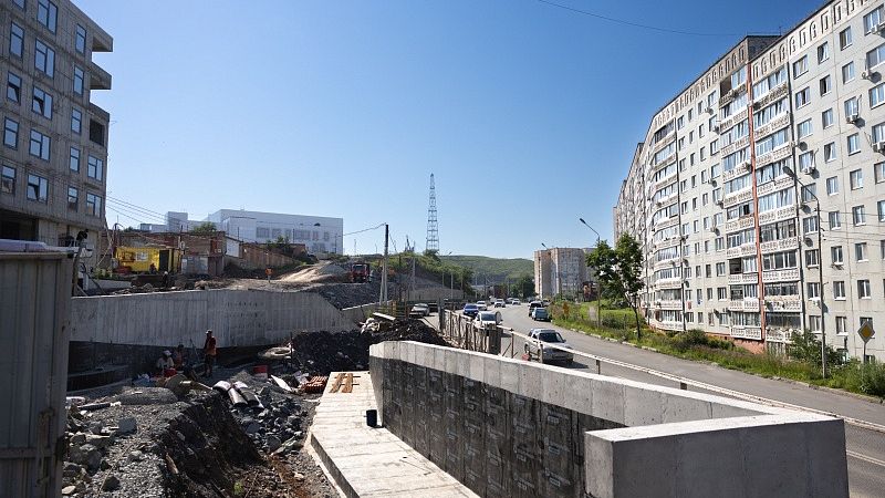 Администрация Владивостока расширяет программу дорожного строительства В зоне нового керлинг-центра продолжается создание современной автомобильной артерии. Новая транспортная связка соединит спортивный комплекс с улицей Шилкинской и пересечением Тюменской с Тунгусской. Одновременно городская администрация инициирует дополнительные дорожные мероприятия в различных районах. Завершение всех запланированных работ ожидается до окончания октября нынешнего года. После этого жители получат современную и удобную дорожную инфраструктуру, соответствующую потребностям развивающегося мегаполиса.