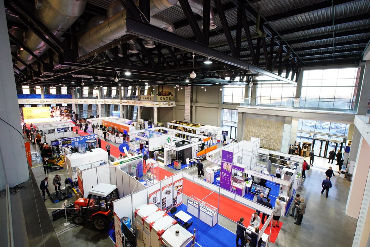 Самарская область вошла в топ 10 национального рейтинга кластерного развития Самарская область вошла в десятку лидеров I Национального рейтинга субъектов РФ по уровню кластерного развития заняв восьмое место Результаты были озвучены 12 ноября на Российском промышленном форуме в Уфе Национальный рейтинг подготовленный Ассоциацией кластеров технопарков и особых экономических зон России АКИТ РФ при поддержке Министерства промышленности и торговли РФ является новым инструментом комплексной оценки зрелости и результативности региональной кластерной политики Работу регионов оценивали по 21 показателю отражающему эффективность взаимодействия бизнеса науки и государства уровень институциональной поддержки и масштабы вовлеченности предприятий в цепочки создания добавленной стоимости Промышленные кластеры становятся мощным инструментом развития кооперации решения задачи импортозамещения и технологической независимости региона и страны в целом отметил врио вице губернатора руководителя администрации губернатора Самарской области Антон Емельяненко Сегодня в регионе функционируют 10 кластеров среди которых есть и межрегиональные и те что включены в реестр Минпромторга России Нашей командой во главе с губернатором Вячеславом Федорищевым продолжим активно развивать это направление усиливая связи между предприятиями и университетами География участников действующих в регионе кластеров обширна она включает компании из Московской Нижегородской Белгородской Владимирской Рязанской Ульяновской Челябинской областей Санкт Петербурга Чеченской Республики Республики Башкортостан и Удмуртской Республики Кластеры охватывают ключевые отрасли машиностроение станкостроение автомобилестроение производство полимерных и металлообрабатывающих изделий медико техническое производство и теплоэнергетическое оборудование Министр промышленности и торговли Самарской области Денис Гурков отметил динамику развития кластерной системы В 2025 году мы поддержали создание трёх новых региональных кластеров Это Первый инструментальный кластер Инновационный кластер энергетического машиностроения и Промышленный кластер высокоточной приводной техники В ближайшее время они будут зарегистрированы в реестре Минпромторга России Важно что их участниками стали как крупные так и малые предприятия что расширяет вовлеченность бизнеса в кооперационные цепочки Достигнутые результаты создают основу для дальнейшего инновационного развития Самарской области и укрепления её роли как одного из ведущих промышленных центров страны Комфортные условия для ведения бизнеса в регионе создаются в соответствии с задачами национального проекта Эффективная и конкурентная экономика пресс служба АКИТ РФ ГТРК Самара MAX lВК lОК lСАЙТ