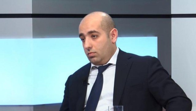 Адвокат архиепископа Баграта Галстаняна, Ованнес Худоян, опубликовал заявление, в котором сообщил о начале правовых действий в ответ на, по его словам, «незаконные преследования и дискредитационную кампанию» против священнослужителя и других участников мирных акций. «Как мы ранее заявляли, параллельно с незаконными задержаниями Баграта Србазана и других участников Священной борьбы, представители правоохранительных органов, парламентского большинства и различные пропагандисты инициировали информационную кампанию, сопровождавшуюся нарушениями презумпции невиновности, оскорблениями и клеветническими высказываниями», — отметил Худоян. По его словам, эта кампания была направлена на сокрытие незаконностей политических репрессий, а также на подготовку возможных дальнейших действий — в частности, атак на Первопрестольный Эчмиадзин. «Мы обещали, что оставим эти действия без ответа — и сдержали обещание», — добавил он. По словам адвоката, несколько дней назад были поданы судебные иски против министра здравоохранения Анаит Аванесян, депутата Алекасаняна, Арама Саргсяна, а также его окружения — Ани Хачатрян и Айка Саакаяна, и эксперта-пропагандиста от правящей партии Карена Мкртчяна и общественного деятеля Степана Сафаряна, которого он называет «клеветником с печатью». «Из более чем ста возможных ответчиков эти были выбраны случайным образом. В ближайшее время будут поданы новые иски», — подчеркнул Худоян. «Суд — в суд!» — завершил он своё заявление.