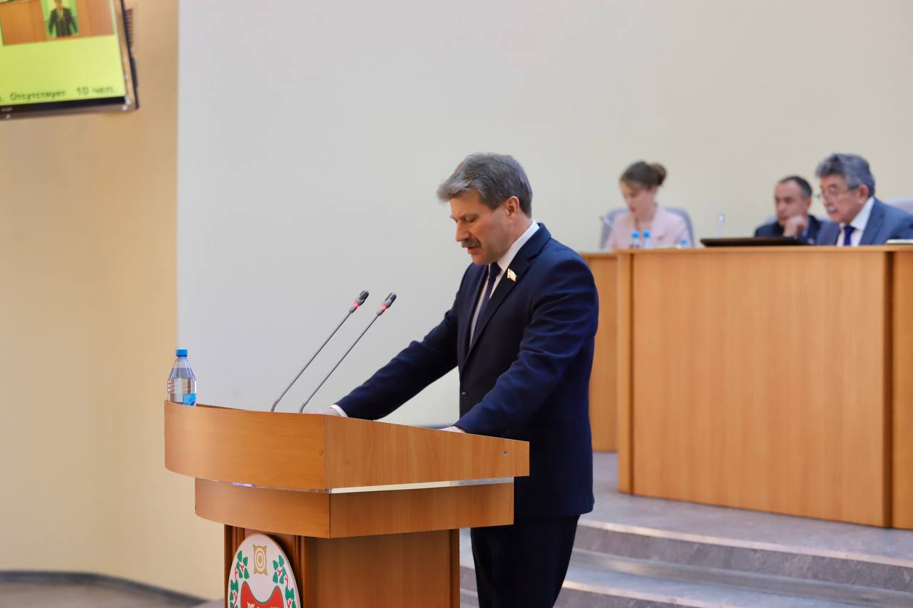 Закон о запрете склонять к искусственному прерыванию беременности принят в первом чтении  Депутаты, рассмотрев проект закона, согласились с решением Президиума о необходимости доработки.  «Склонением к прерыванию беременности» законом признаются  уговоры, предложения, угрозы и иные способы. При этом документ не запрещает добровольное согласие женщины на медицинское вмешательство с этой целью или прерывание беременности по медицинским показаниям.    Законопроект разработан депутатами Верховного Совета Хакасии Алеевым А.И, Елистратовой Г.Н., Кауфман Л.А., Назаренко Г.Н. во взаимодействии с представителями республиканского отделения Всемирного русского народного собора.  «Социологический опрос, участие в котором приняли 450 женщин в возрасте от 16 до 56 лет, показал, что большинство  приняли решение об искусственном прерывании беременности из-за того, что подвергались склонению со стороны родственников, партнера, знакомых, работодателей. При этом 67 % из указанного числа женщин подтвердили, что именно принуждение сделать аборт явилось главным фактором в их решении прервать беременность», — отметил в ходе доклада заместитель Председателя Верховного Совета Республики Хакасия Григорий Назаренко.    Вести. Хакасия   Подписаться