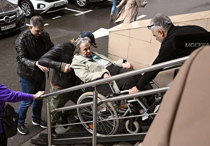 Эксперты Минфина предложили ввести взнос на долговременный уход за пожилыми Эксперты НИФИ Минфина предложили покрывать растущие расходы на систему долговременного ухода СДУ за счет дополнительных страховых взносов Согласно их расчетам для этого может потребоваться ввести надбавку к тарифу от 1 до 5 от зарплаты Дискуссия о средствах для системы ведется с самого начала ее реализации но сама она уже вписана в нацпроект а при напряженном бюджете рассчитывать на ее финансирование за счет нынешних госдоходов вряд ли можно так что де факто авторы поднимают вопрос о том сколько и за какой уход в старости граждане готовы доплатить jkinvest news jkinvest