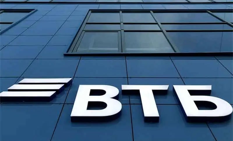 ЧИСТАЯ ПРИБЫЛЬ ГРУППЫ ВТБ ПО МСФО В 2025 Г СНИЗИЛАСЬ НА 8 9 ДО 502 1 МЛРД РУБ ПРИ ПРОГНОЗЕ В 500 МЛРД VTBR Чистые процентные доходы уменьшились на 11 до 433 6 млрд Чистые комиссионные доходы выросли на 14 2 до 307 1 млрд Чистые операционные доходы до резервов выросли на 10 4 до 1185 7 млрд Чистая процентная маржа составила 1 4 по сравнению с 1 7 годом ранее Возврат на капитал RoE упал на 4 6 п п год к году до 18 3 Стоимость риска составила 1 1 увеличившись на 80 б п Нормативы достаточности капитала находятся на уровнях превышающих регуляторные минимумы По состоянию на 1 января 2026 года норматив Н20 0 общий составил 9 8 Минимальный необходимый уровень 9 25 ВТБ В IV КВ ПОЛУЧИЛ ЧИСТУЮ ПРИБЫЛЬ ПО МСФО В 121 3 МЛРД РУБ ЧУТЬ ВЫШЕ КОНСЕНСУС ПРОГНОЗА Как говорится в сообщении ВТБ группа перевыполнила стратегический план по совокупной чистой прибыли за первые два года текущей трехлетней стратегии jkinvest news jkinvest