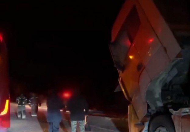 Авария произошла в Могочинском округе Авария этой ночью произошла в Могочинском округе автобус врезался в большегрузный автомобиль На месте ДТП работают сотрудники полиции По предварительной информации большегруз стоял вдоль обочины из за технической неисправности обозначенный необходимыми дорожными знаками В автобусе перевозились пассажиры следующие на работу в Амурскую область Их количество устанавливается Один из двух пострадавших пассажиров автобуса доставленных в лечебное учреждение скончался