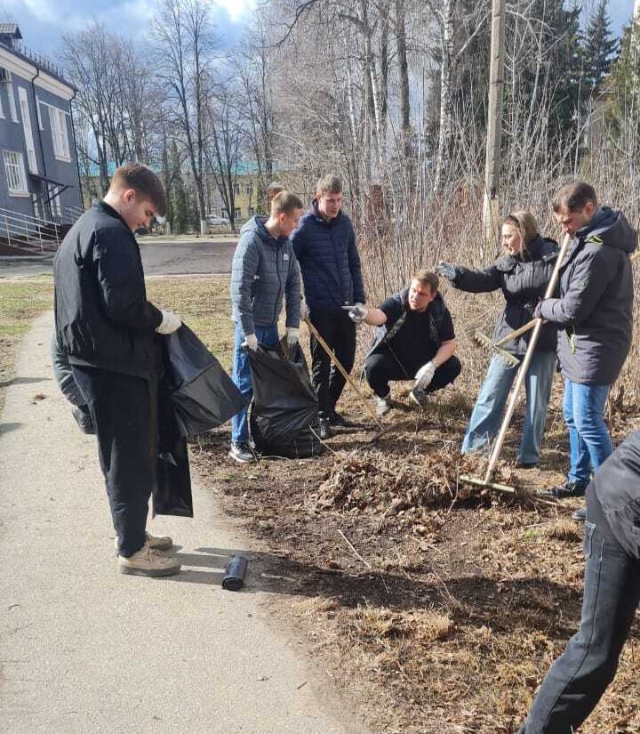 В Курске на Станционной навели порядок сотрудники и студенты КАГМС    Уборку на улице Станционной организовала Курская академия государственной и муниципальной службы.   Напомним, что месячник по благоустройству в Курске проходит с 21 марта по 17 апреля. Принять в нём участие могут все желающие.   Для получения информации о субботниках обращайтесь в администрации округов: Центральный  70-24-14 и 70-22-86 , Железнодорожный  26-09-34 и 26-10-54 , Сеймский  37-01-06, 37-17-20 и 37-00-38 .  Фото: администрация города Курска.