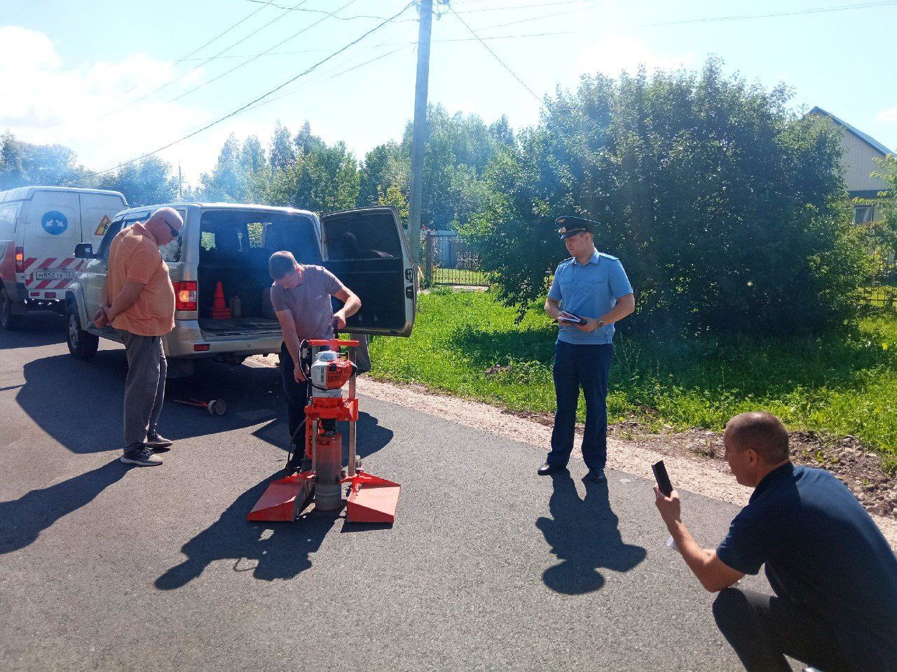 Прокуратура Ульяновского района проводит проверку исполнения законодательства, регламентирующего вопросы реализации мероприятий национальных проектов. Особое внимание уделяется вопросам соблюдения сроков и качества выполнения работ по отдельным этапам государственных и муниципальных контрактов. Так, в ходе надзорных мероприятий, реализуемых в рамках национального проекта "Инфраструктура для жизни", оценивается качество капитального ремонта дорожного полотна в населённых пунктах муниципального образования. Выявленным нарушениям будет дана принципиальная оценка.