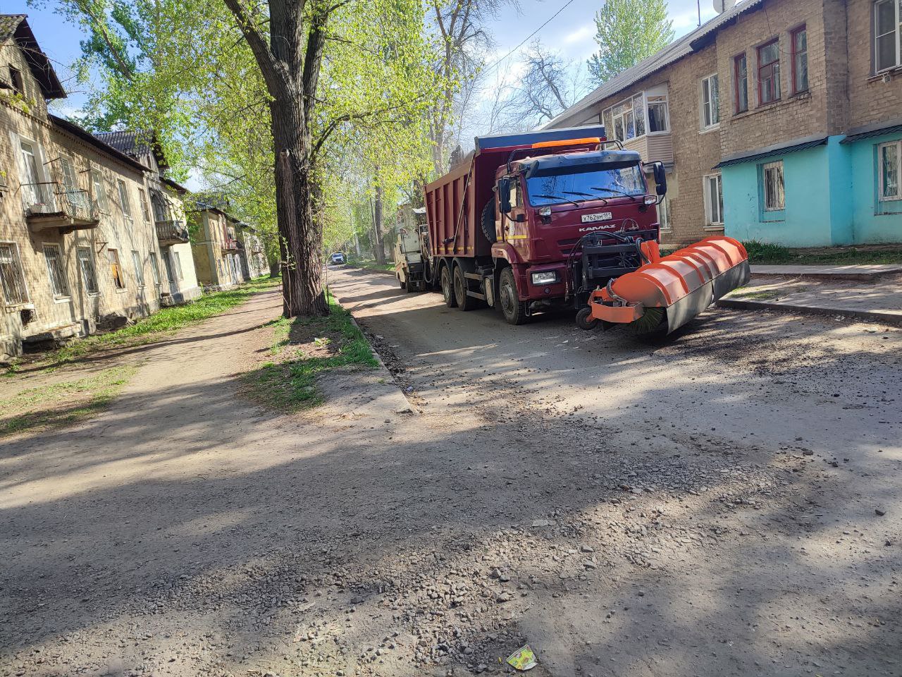 В рамках работ по благоустройству в настоящее время активно ведутся работы по фрезерованию дороги на улице Учительская в городе Суходольске. Эти работы выполняются сотрудниками муниципального унитарного предприятия «Дорожно-эксплуатационное управление». Фрезерование — важный подготовительный этап в ремонте дорожного покрытия. Будьте внимательны: на дорогах работает специализированная техника. Следите за обновлениями для получения актуальной информации о ходе работ. Сергей Козенко