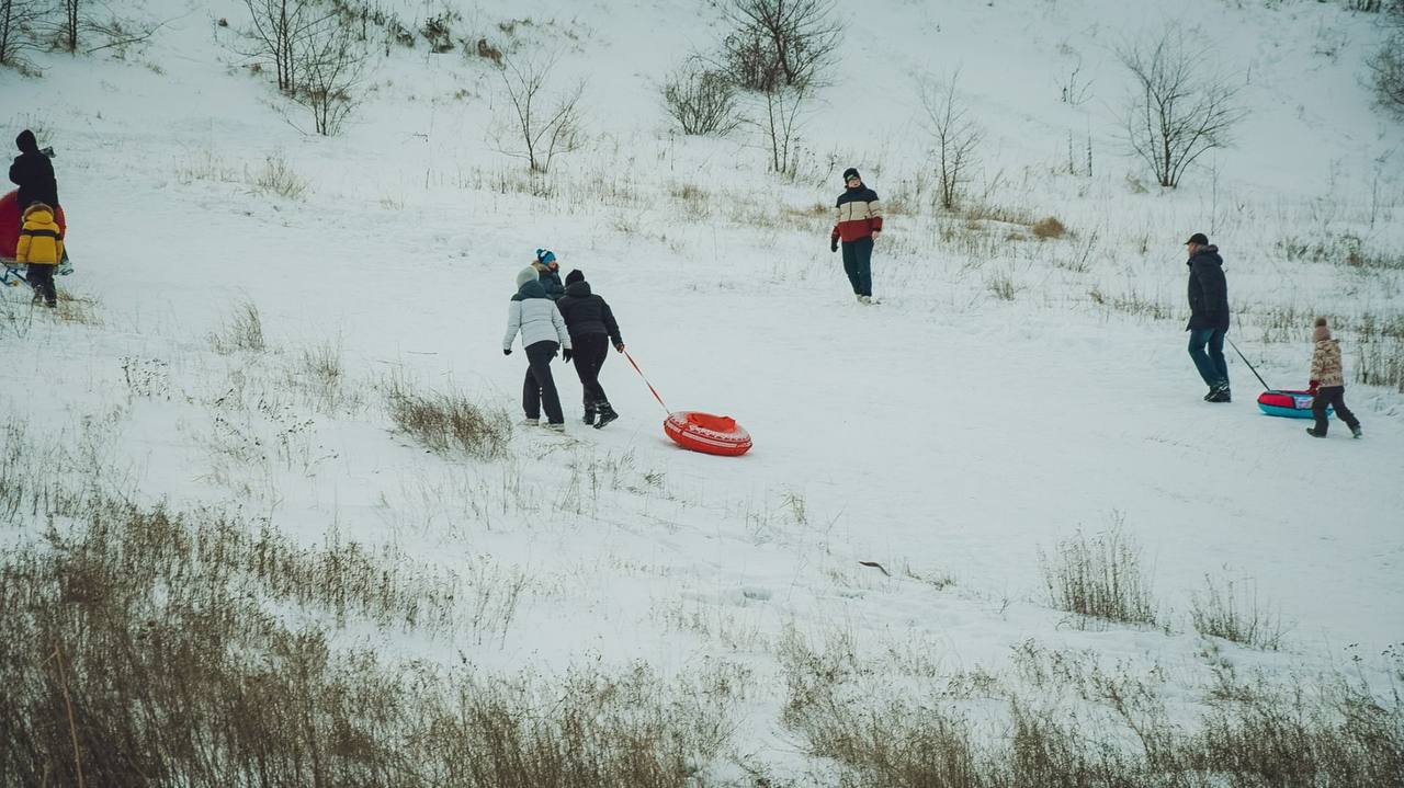 История повторяется третий ребенок получил травмы при катании с горки в Приморье   В поселке Лучегорск 10 февраля 2026 года 12 летний мальчик при спуске на тюбинге с необорудованной снежной горки врезался в дерево и получил тяжелую черепно мозговую травму Ребенку уже оказывается квалифицированная медицинская помощь в больнице Следственный комитет возбудил дело по статье о халатности Все обстоятельства включая причины отсутствия мер безопасности выяснят в ходе проверки Источник sledcom25 vmfareast