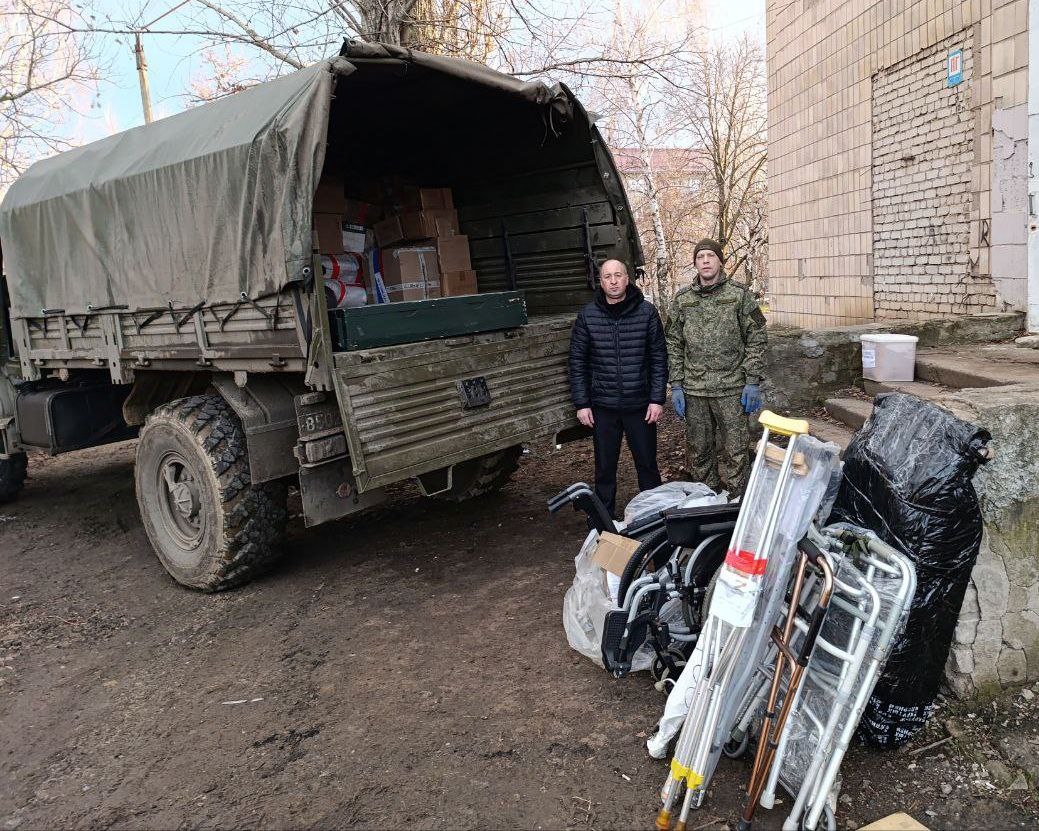 В канун Рождества Христова, совместно с  военным комиссаром военного комиссариата майором Сергеем Моисеенко, передали гуманитарную помощь в военный госпиталь. Там проходят лечение раненые в ходе военной спецоперации наши ребята.  Собранная помощь от "Женского движения Единой России" Алтайского края. Средства реабилитации, продукты и другие вещи первой необходимости.  Желаю нашим солдатам скорейшего выздоровления и победы.