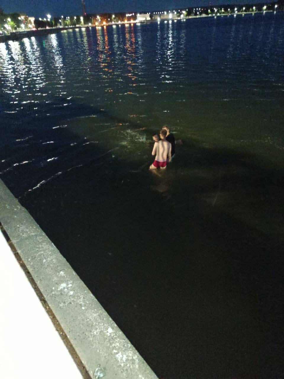 В четверг, 17 июля, в Удмуртии произошли два несчастных случая на водных объектах. Один человек утонул. Первый инцидент на воде произошел в Воткинске, недалеко от улицы Мира. Когда спасатели прибыли на место, обнаружили трех молодых людей, находившихся в состоянии алкогольного опьянения и стоящих по колено в водоеме. Их эвакуировали с использованием стационарной лестницы и передали медицинским работникам для дальнейшего обследования. Второе происшествие окончилось трагически — в Сарапуле на одном из местных водоемов утонул мужчина. Его тело было извлечено спасателями с применением специального оборудования, включая веревки и гидрокостюмы, сообщили в Поисково-спасательной службе республики. -info