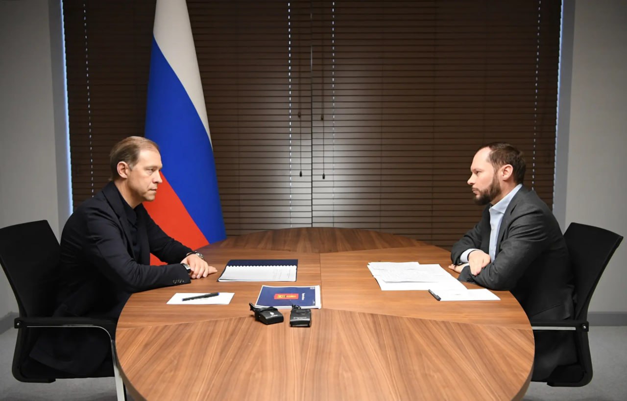 9 января на площадке предприятия ООО ТверьКанатДор в Конаковском округе состоялась встреча Первого заместителя Председателя Правительства РФ Дениса Мантурова и врио Губернатора Тверской области Виталия Королева Перед встречей Первый вице премьер РФ и глава региона ознакомились с работой инновационных производств Верхневолжья Денис Мантуров и Виталий Королев обсудили вопросы поддержки промышленных предприятий Тверской области реализующих проекты по импортозамещению Тверьканатдор очень важный проект который стартовал не так давно но уже на 100 импортозаместил европейских поставщиков которые сами отказались от сотрудничества с Россией Думаю что они уже сами об этом жалеют и подсчитывают свои недополученные доходы А мы получили дополнительные компетенции Наши инженеры конструкторы специалисты сделали не просто импортозамещенную версию а учли наши климатические особенности и опыт эксплуатации других канатных дорог подчеркнул Денис Мантуров Первый вице премьер РФ отметил что в России успешно освоен выпуск подшипников для различных отраслей и поручил проработать меры по увеличению загрузки предприятий подшипниковой отрасли в том числе тверского производства ТЕК КОМ Виталий Королев поблагодарил Дениса Мантурова и Правительство РФ за постоянную поддержку реального сектора экономики Тверской области В 2025 году мы направили на поддержку наших предприятий 1 1 млрд рублей средств регионального бюджета получили 1 4 млрд рублей из федерального бюджета на развитие промышленности Это большой вклад в развитие региональной экономики У нас хорошая динамика по инвестициям которую необходимо сохранять отметил Виталий Королев Ключевую роль в поддержке предприятий Верхневолжья играет Фонд развития промышленности ФРП Тверской области На сегодняшний день Фондом поддержано 127 проектов Действующий портфель включает 47 займов более чем на 3 млрд рублей Подписаться на Тверская область Официально в МАХ