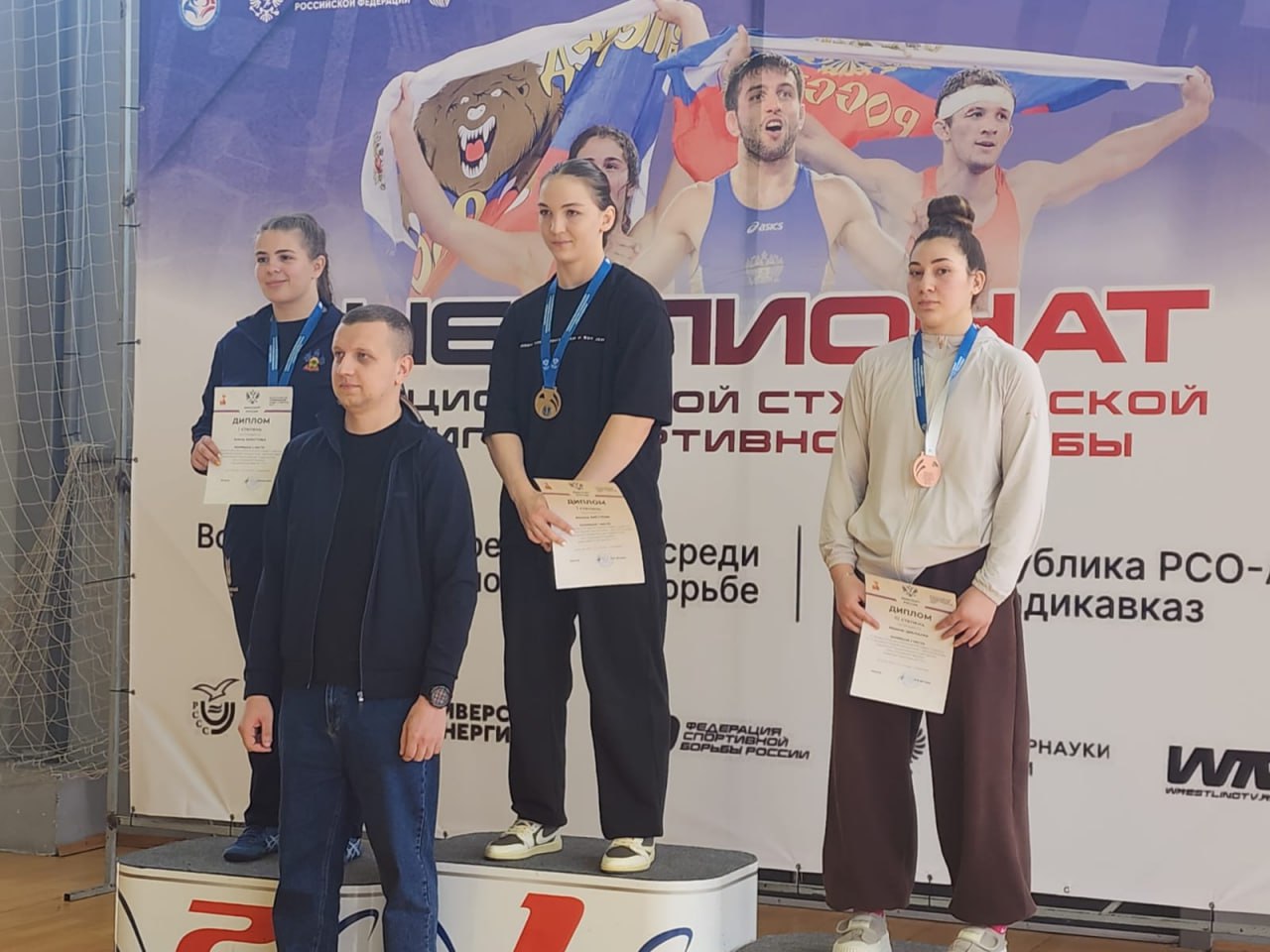  Ставропольские спортсменки завоевали медали на чемпионате России по спортивной борьбе среди студентов. Соревнования состоялись во Владикавказе. В категории до 50 килограммов не было равных Дарье Помотовой из села Прасковея. Она одержала победу во всех четырёх схватках. Дарья поедет на международный турнир Ивана Ярыгина и чемпионат мира в Китае. В весе до 72 килограммов третьей стала Нинели Циклаури.
