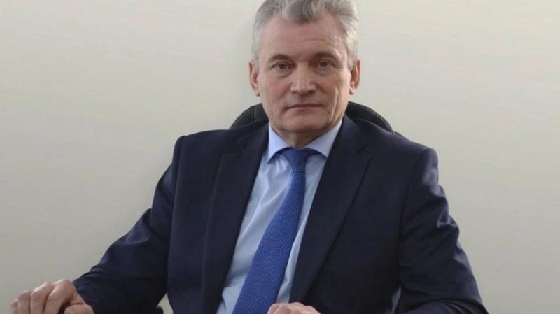 В Енисейске посетитель избил мэра на личном приёме По данным следствия 28 ноября 46 летний житель Енисейского района пришёл в администрацию для встречи с мэром Во время разговора он начал критиковать работу местных властей Спор перерос в конфликт в результате мужчина как утверждают следователи несколько раз ударил Никольского кулаком по лицу Местное издание Енисей Информ сообщило что после нападения главу города доставили в больницу Посетителя задержали В отношении него возбудили уголовное дело по части 2 статьи 318 Уголовного кодекса РФ о применении насилия опасного для жизни или здоровья в отношении представителя власти Следствие не исключает что суд может назначить меру пресечения в виде ареста красноярск kras 24