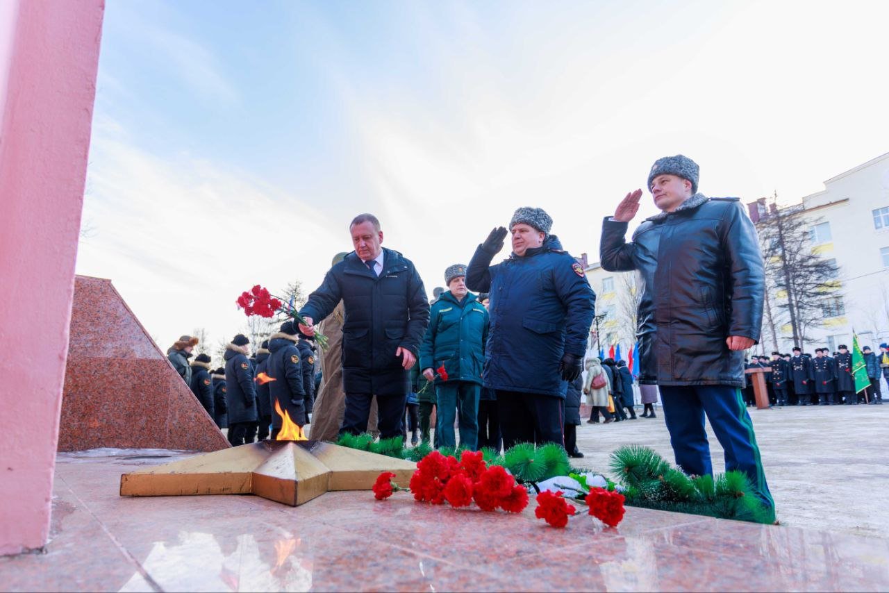 В Магадане возле монумента «Узел Памяти» состоялся митинг, посвященный Эстафете Победы.  В торжественном мероприятии приняли участие прокурор Магаданской области Дмитрий Разуваев и работники органов  прокуратуры региона