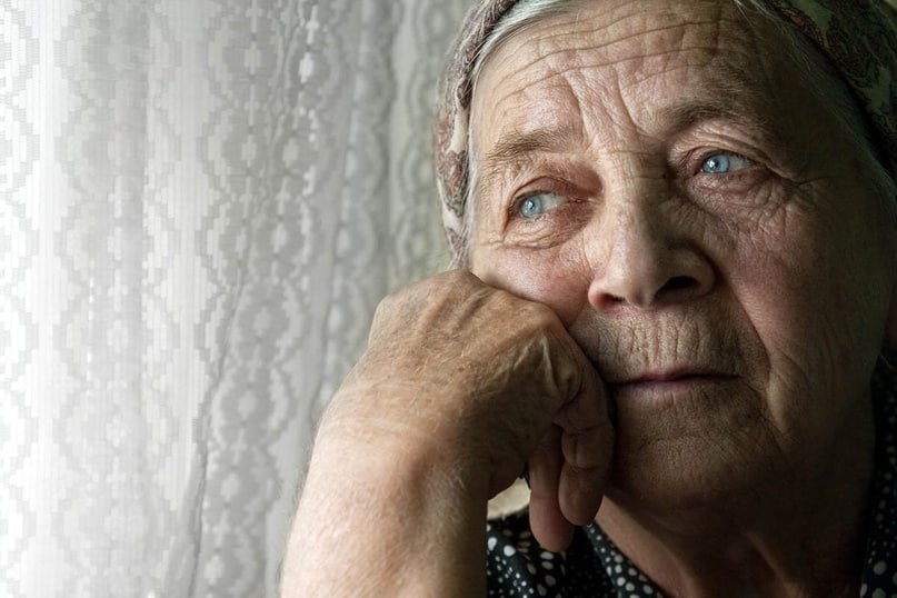 В Петербурге задержали 16-летнего курьера, который похитил у 70-летней пенсионерки более миллиона рублей Женщина стала жертвой телефонных мошенников и передала «курьеру» 230 тысяч рублей и 1240 евро для «декларирования». Позже она перевела свои сбережения через банкоматы и сообщила данные карты, с которой также списали деньги. Общий ущерб составил свыше 1 миллиона рублей. Подросток задержан, возбуждено уголовное дело о мошенничестве. Поговорите со своими старшими родственниками, чтобы избежать подобных ситуаций — как это сделать, читайте на странице Губернатора.