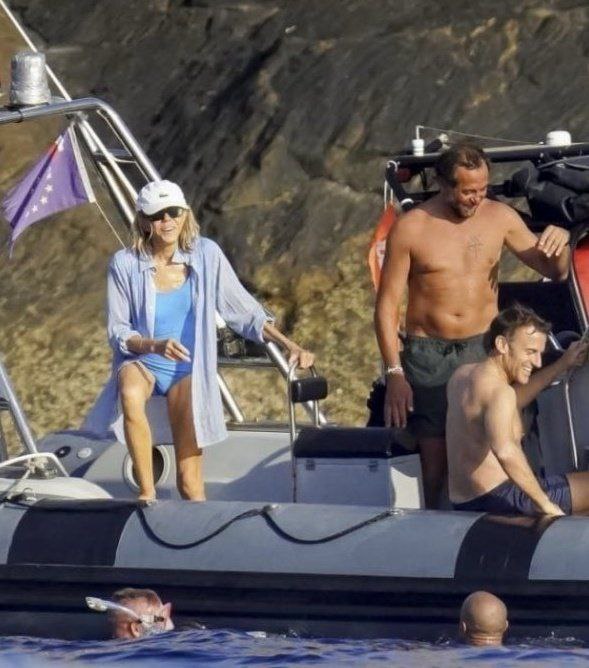 Десять человек приговорены к шести восьми месяцам тюремного заключения во Франции за то что утверждали что жена Макрона мужчина