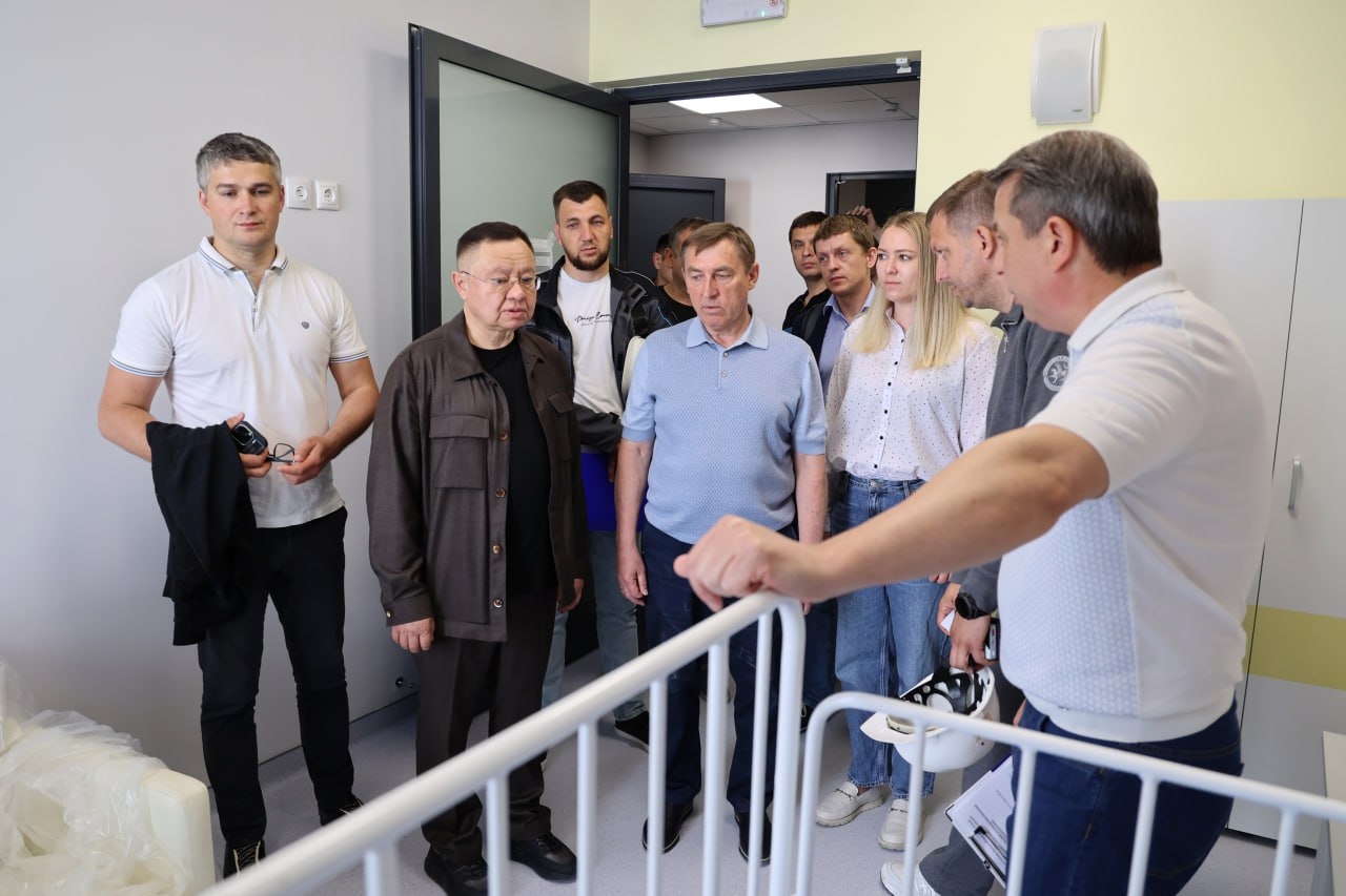 Вместе с главой Минстроя России Иреком Файзуллиным оценили ход реализации Федерального детского реабилитационного центра Минздрава России в Евпатории. Проект направлен на создание современных условий для реабилитации детей, соответствующих мировым стандартам. Строительство центра ведётся поэтапно: уже завершены консультационно-диагностический корпус на 75 мест и стационар на 300 коек. Сейчас активно идут работы в корпусе с обеденным и актовым залами, а также в пансионате для детей и их родителей. Кроме того, для персонала строится общежитие квартирного типа. Центр станет одной из важнейших медицинско-реабилитационных площадок страны, предоставляя детям высокотехнологичную помощь и поддержку.