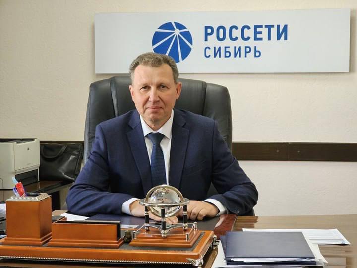 Экс главного инженера Читаэнерго ждет суд его обвиняют во взяточничестве Прокуратура Забайкалья передала в суд уголовное дело против бывшего замдиректора и главного инженера Виталия Лещенко а также руководителя коммерческой фирмы По версии следствия с декабря 2023 по февраль 2024 года подрядчик дважды передал Лещенко взятки на общую сумму 700 тыс рублей за помощь в заключении договоров по модернизации линий электропередач Обыски в Читаэнерго прошли ещё в ноябре прошлого года В пресс службе компании подтвердили следственные действия и отметили что расследование организовано на основании их материалов Следствие продолжается название подрядной фирмы пока не раскрыто Источник chitaru75 Подписаться на Бурятия Онлайн ТГ ВК Проголосовать за наш канал