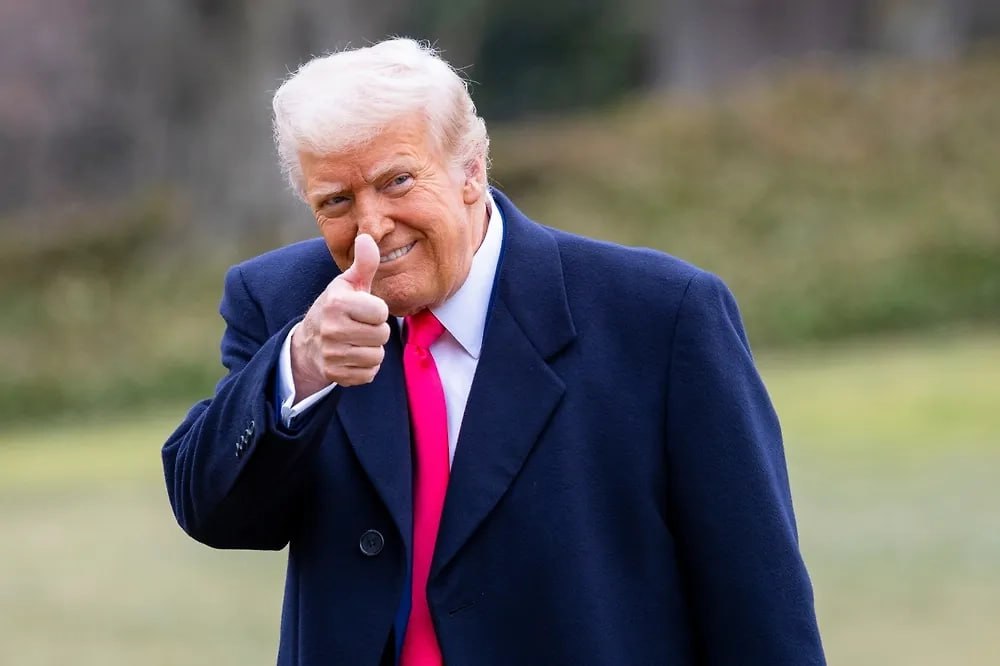 Трамп заявил что запасов американской нефти хватит на две тысячи лет Американский лидер Дональд Трамп сделал заявление пообещав что нефтяных запасов Америки хватит на две тысячи лет вперёд Об этом президент США сообщил на митинге в Пенсильвании У нас бензина на две тысячи лет У нас больше бензина и нефти чем у какой либо страны в мире заявил республиканец Называя сторонников альтернативных источников энергии придурками Трамп утверждает что каждый оборот лопасти ветряной электростанции обходится её владельцу в 15 долларов Геополитика