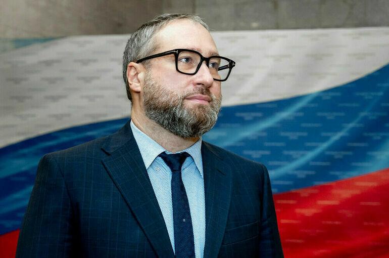 Горелкин YouTube полностью заменят сервисами из России От этом он заявил в интервью американскому журналисту экс сотруднику ЦРУ и Госдепартамента Ларри Джонсону в рамках медиафорума Международного клуба народного единства YouTube в свое время в 2010 х годах пришел на наш рынок и занял доминирующее монопольное положение на рынке видеохостингов Сегодня мы пытаемся исправить эту ситуацию мы развиваем свои аналоги и уверены что в среднесрочной перспективе мы полностью заменим YouTube который к сожалению стал оружием пропаганды Его очень активно используют западные страны в информационной войне Суверенитет и цифровой суверенитет это очень дорогое удовольствие требующее не только инвестиций но и людей Это большая работа Антон Горелкин депутат Госдумы По словам Горелкина понимание необходимости развивать российские цифровые платформы пришло в 2014 года когда против России были введены первые санкции и возникла угроза отключения России от системы SWIFT www iphones ru 1346153 новости iphonesru