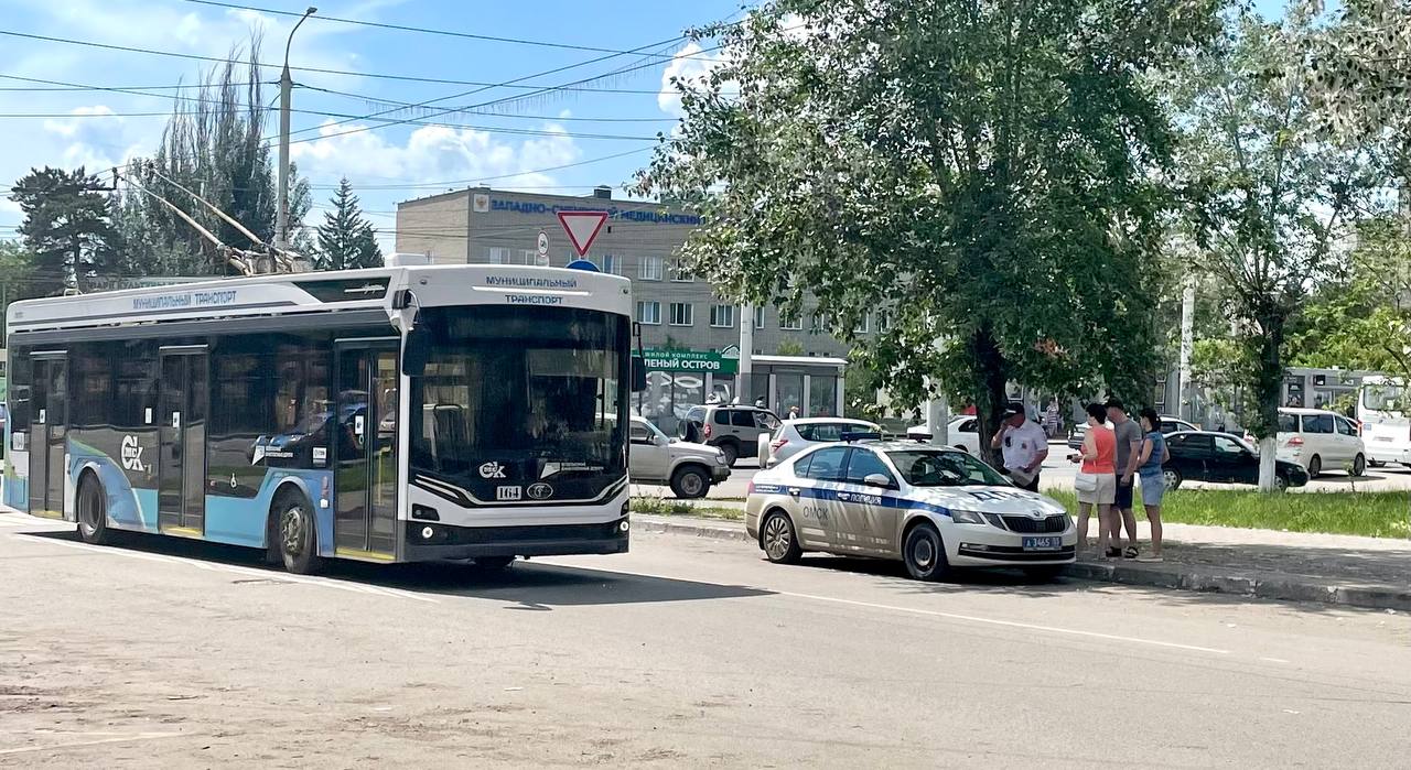 Жители Солнечного лишились прямого троллейбусного маршрута до ЖД вокзала Взамен семерки Солнечный ЖД вокзал власти запустили маршрут 7м который идет через микрорайон Кузьминки а вместо Солнечного едет в Зеленую реку Теперь с окраины Левого берега можно доехать до вокзала только на автобусах 24 и 109 Еще есть маршрутка 409 но пассажирам с большим багажом на ней ездить неудобно Актуальна проблема с транспортом и для жителей Левого берега которым нужно добраться до Красного Пути в район после городка Водников по этому маршруту ходит единственный автобус 109 Автобус 77 в расписании официально заявлен но горожане говорят что в последние месяцы дождаться его невозможно Новости Омска Подписаться