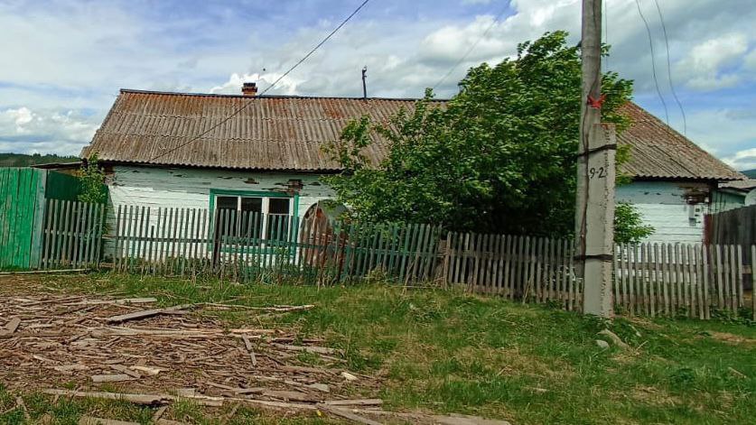 В Красноярском крае раскрыли убийство из ревности, совершенное 26 лет назад. Когда-то жителей небольшого поселка Мана потрясло чудовищное убийство. Кто-то январской ночью пробрался в дом 26-летнего сельчанина и буквально изрешетил его ножом. На тот момент в населенном пункте проживало меньше 70 человек, чужаки в него заезжали нечасто. Все были на виду. Многие даже двери в дома не замыкали, когда ложились спать или отлучались ненадолго. У жертвы жестокого убийства дом тоже не был заперт. Мужчина не опасался за свою жизнь и даже предположить не мог, что кто-то из знакомых готовит кровавую расправу. Понадобилось более четверти века, чтобы тайное стало явным. : Следственный комитет по Красноярскому краю и Хакасии