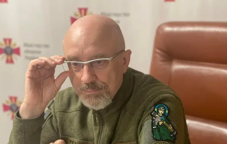Украинские силовики пришли с обысками к экс-министру обороны страны Алексею Резникову. Как сообщает «Украинская правда», следственные действия проводило Национальное антикоррупционное бюро НАБУ , а у бывшего главы Минобороны нашли «левый телефон и еще что-то». По данным ZN. ua, обыски прошли накануне — вероятно, они связаны с делом о закупках продуктов для армии по завышенным ценам. Официально государственные ведомства эту информацию не комментировали. О разоблачении схемы хищений при закупке продуктов для ВСУ в НАБУ отчитались в начале апреля. Общая сумма оценивается в 733 миллиона гривен чуть меньше 15 млн евро . При этом утверждалось, что А. Резников не является подозреваемым в этом деле. Фото: Алексей Резников/Facebook /Новости