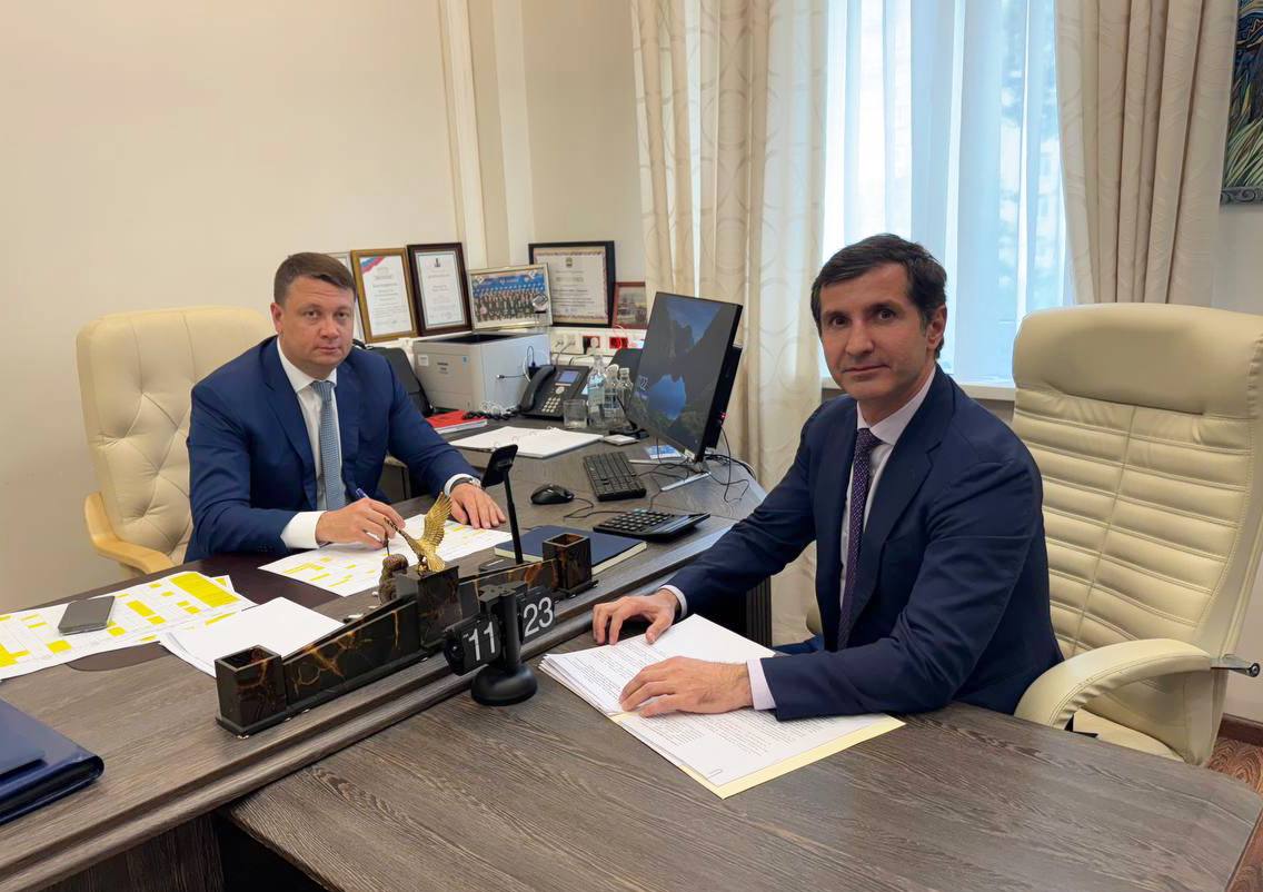 Также провел встречу с начальником Управления регионального развития и реализации нацпроекта Росавтодора Радиком Хакимовичем Фаразутдиновым. Обсудили реализацию дорожных проектов в рамках госпрограммы «Комплексное развитие сельских территорий». Рассмотрели возможность дополнительно построить дороги в муниципалитетах уже в этом году — за счёт сэкономленных средств. Это позволит ускорить решение задач на местах без потери качества. Отдельное внимание уделили строительству транспортной развязки в Ковылкино. От данного инфраструктурого объекта напрямую зависит работа экстренных и социальных служб, доступность передвижения, качество жизни жителей. Говорили также о возможности выделения дополнительного финансирования на строительство дороги Старый Город – Вещерка в Темниковском районе и реконструкцию трассы Саранск – Рузаевка. Дорожная сеть — это связующая ткань региона. И мы хотим сделать её надёжной, безопасной и современной.