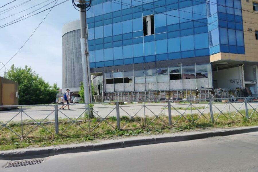 «Подсолнух» под охраной Мэр Новосибирска Максим Кудрявцев поручил обеспечить круглосуточную охрану недостроенному торговому комплексу «Подсолнух» около площади Маркса. Вид здания и дорог вокруг недостроя всё больше приходит в запустение и портит атмосферу в самом сердце левобережья Новосибирска. «С 2013 года объект не строится, он заброшен. Почти 200 собственников этого здания, им нужно сплотиться, охранять или достраивать его. Здесь антисанитария, грабёж, выносят алюминиевые конструкции, дорогую плитку, другие материалы, мусор бросают. Мы вынуждены систематически проводить уборку вместо собственников этого недостроя», – посетовал глава администрации Ленинского района Новосибирска Александр Гриб. Мэрия уже неоднократно выставляла знаменитую заброшку на торги, но она никому не нужна. «Подсолнух» ннннннадо? Вести Новосибирск