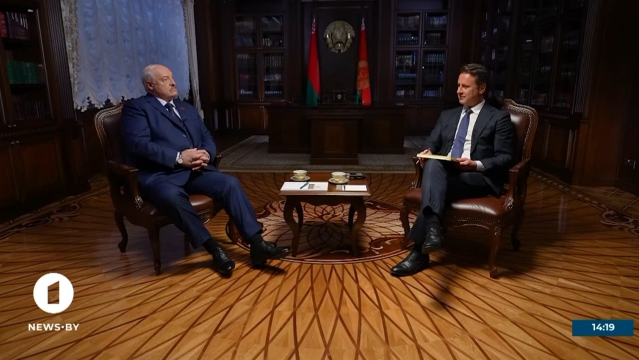 Александр Лукашенко: если разумно провести переговоры, Россия никогда больше не будет воевать с Украиной.  Журналист Time поинтересовался у Главы государства, как, по его мнению, может выглядеть в будущем линия разграничения между Украиной и Россией.   Это будет зависеть от того, как договорятся стороны конфликта, отметил Президент:   Можно договориться, что с одной и с другой стороны будет демилитаризованная  а на самом деле правильно — милитаризованная  зона — километр, два или пять. Да, мертвая зона. Но я надеюсь, что до этого не дойдет. Будет обычная граница. Да, усиленная охрана с одной и с другой стороны.   При этом Президент уверен, что Владимир Путин быстрее Владимира Зеленского согласится на то, чтобы наладить жизнь людей в приграничье.  «Минск-Новости» MINSKNEWS.BY Telegram Viber FB  VK Inst TikTok  YouTube