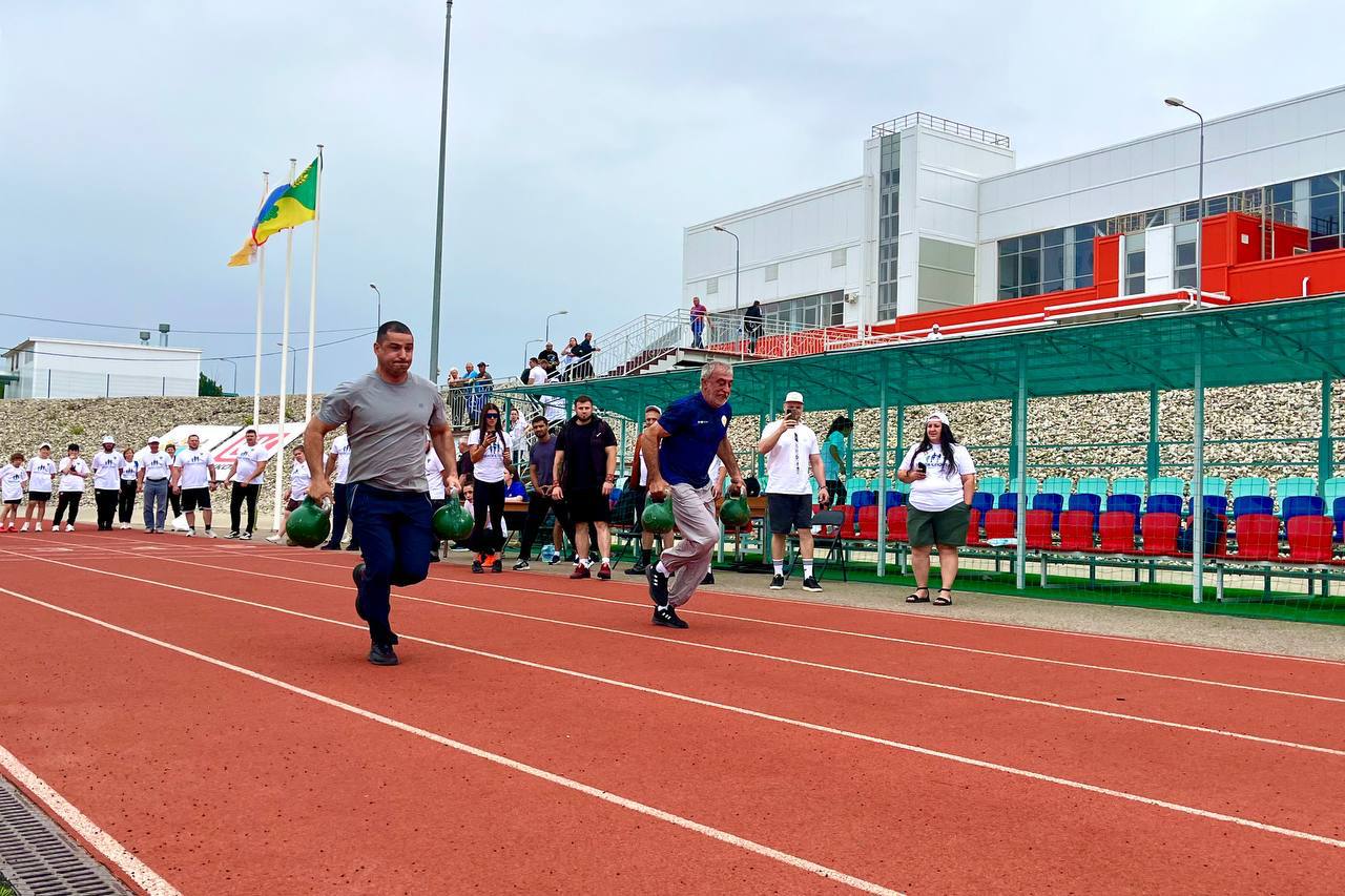 Прикумье принимало марафон «Земля спорта»  В программе финала были соревнования по нормативам комплекса ГТО, волейболу, мини-футболу, силовому экстриму, гиревому спорту и перетягиванию каната. Также участники выявили сильнейших в семейной эстафете. За награды спортивного праздника боролись представители сельских территорий Ставропольского края.  Команды Будённовского муниципального округа представляли:  мини-футбол: Ковальский Дмитрий, Иовенко Роман, Приходько Василий,  Евсеев Василий, Алексеенко Александр, Клёнышев Игорь;  волейбол: Кондратов Сергей, Меркушин Дмитрий, Айгумов Руслан, Карамян Валерий, Хаджимухамедов Руслан,  Ломова Светлана, Мишина Евгения, Кучугурова Инна;  комплекс ГТО: Магомедов Рустам, Безрукавая Оксана;  семейная эстафета: Иовенко Роман, Иовенко Ирина, Иовенко Максим;  силовой экстрим  гиревой спорт : Головко Дмитрий, Кондратюк Марина;  перетягивание каната: Симонов Павел, Сулейманов Ахмедхан,  Сулейманов Омар,  Попович Павел, Пивоваров Сергей, Симонов Иван.  По итогам краевого этапа Всероссийского марафона победу в общем зачёте одержал Будённовский муниципальный округ.  По результатам состязаний будет сформирована сборная для участия в общероссийском финале марафона спорта и здорового образа жизни «Земля спорта».  Фото: спорткомитет АБМО.