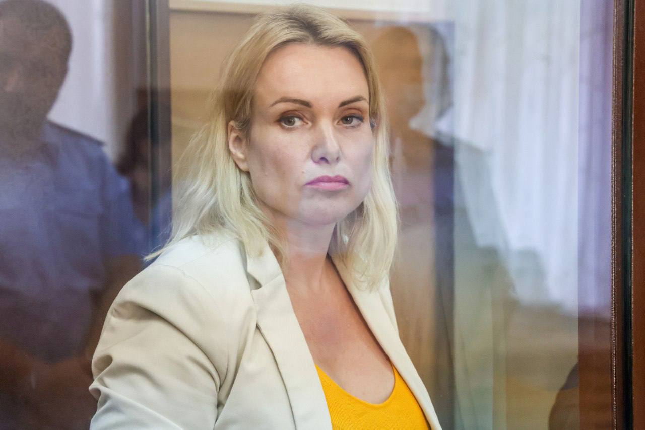 Экс сотрудница Первого канала Марина Овсянникова признана иноагентом Ранее она была заочно приговорена к 8 5 года исправительной колонии общего режима по статье о фейках о ВС РФ В список иноагентов также попали Мария Соленова создательница фонда Action4Live Выступала против СВО и сравнивала РФ с террористической организацией писатель Григорий Амнуэль Распространял фейки о политике РФ и решениях российских властей взаимодействовал с нежелательными в РФ организациями сетевой проект I News Выступал против СВО распространял фейки о решениях властей РФ и материалы иноагентов Подписаться на RT ТГ Зеркало MAX