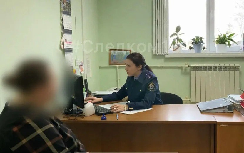 Афера нотариуса В Игре по обвинению в злоупотреблении полномочиями предстанет 45 летняя женщина частный нотариус По версии следствия в 2024 году фигурантка зная о недееспособном состоянии 64 летней потерпевшей оформила на имя своего знакомого по его просьбе доверенность на распоряжение квартирой пенсионерки в Глазове При этом нотариус не удостоверилась в истинности волеизъявления женщины которая не осознавала правовых последствий своих действий В дальнейшем на основании доверенности квартиру продали по заниженной стоимости Впоследствии сделка по продаже квартиры признана судом недействительной жилье возвращено законной владелице сообщили в региональном СК Обвиняемая лишена статуса нотариуса В УФСБ по Удмуртии ранее уточняли что женщина действовала с целью извлечения выгоды участниками преступной группы которая специализировалась на хищении недвижимости жителей региона Уголовное дело направлено в суд Фото пресс служба СУ СКР по УР Подписаться на нас Telegram MAX