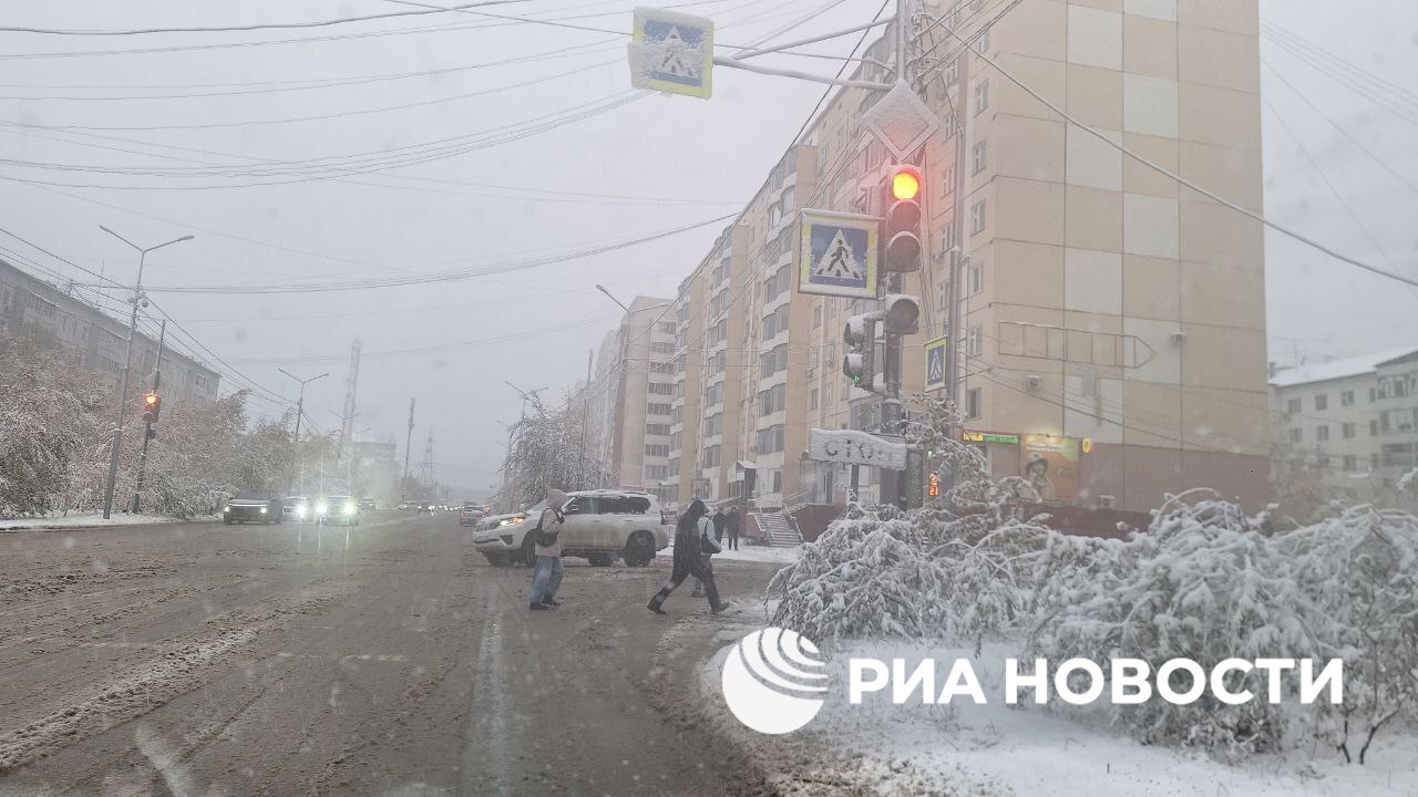 Снегом завалило улицы Якутска в городе отменены автобусные межрайонные перевозки в воскресенье на дорогах ожидается гололед сообщает минтранспорта республики Подписаться на РИА Новости