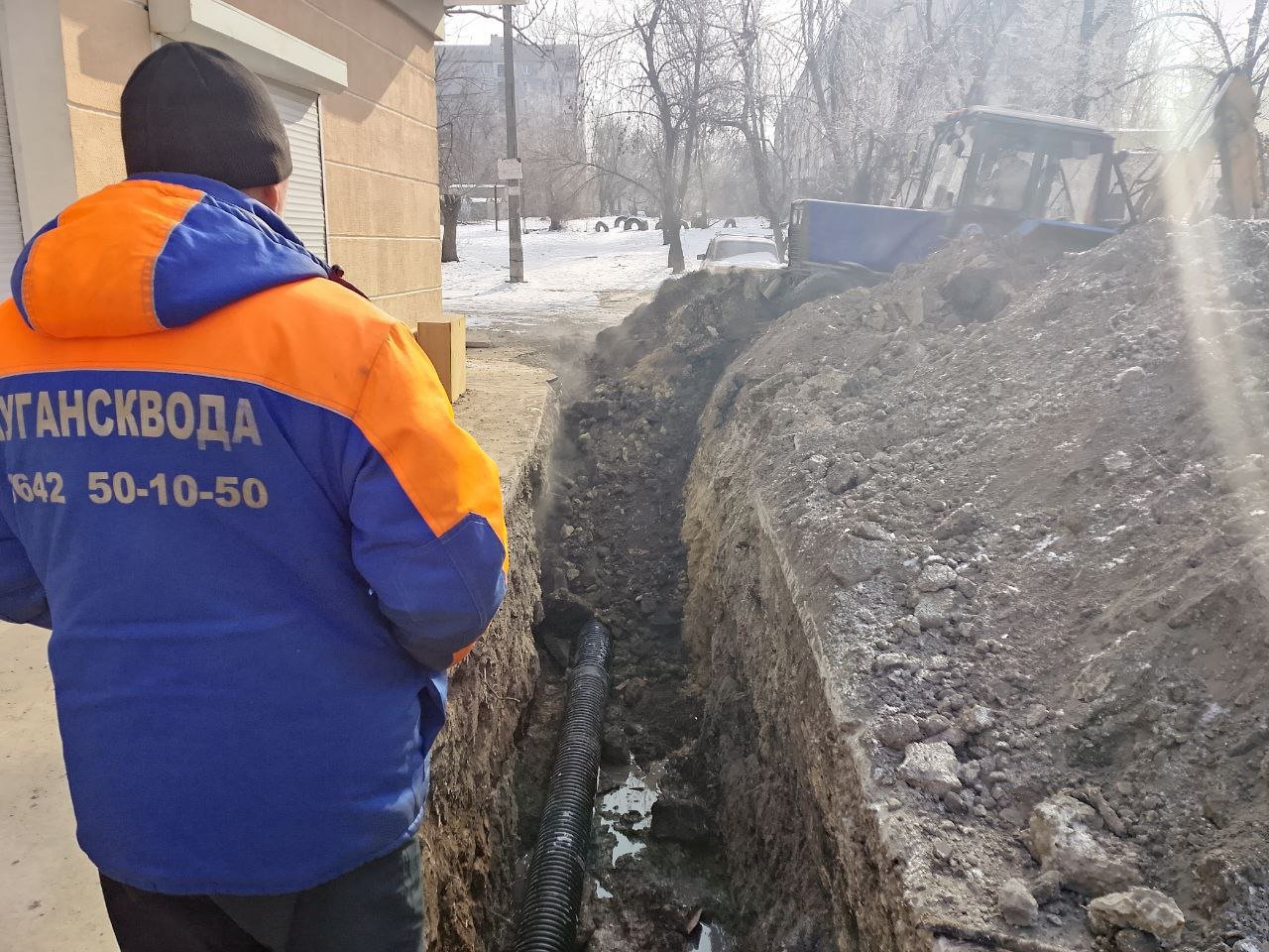 С начала года специалисты «Луганскводы» устранили более 1800 повреждений водопроводов, сообщили в Минстрое ЛНР.  Больше всего аварийных ситуаций и, соответственно, ликвидированных аварий в столице Республики - более 500.  На втором месте - Свердловский и Перевальский департаменты Луганскводы. В каждом городе устранили более 110 порывов. На третьем - Краснодон и Красный Луч - более 100 ликвидированных аварий в каждом муниципальном округе.  Далее идут:  Ровеньки - более 90 устраненных порывов,  Славяносербск, Кировск, Брянка - по 80 порывов, Антрацит - более 60,  Алчевск - более 30.   В работе остается большое количество заявок, которые будут выполнены аварийными бригадами в порядке очереди.    Несмотря на кадровый дефицит, сотрудники предприятия прикладывают максимум усилий для устранения неполадок и выполнения всех запланированных работ.