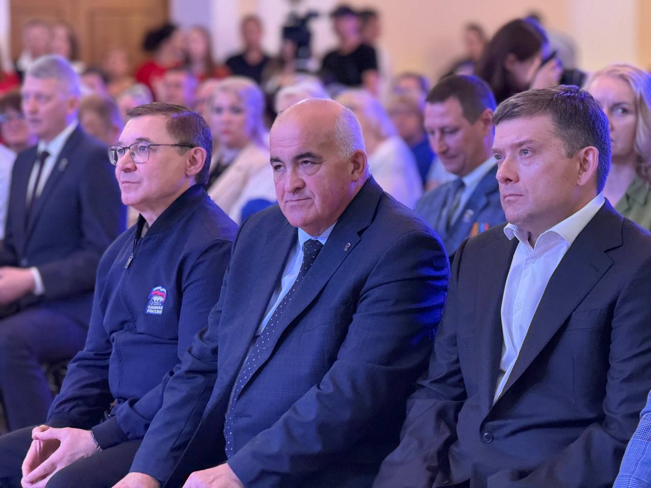 От ИТ-школы до квадроциклов для фронта: Костромская область укрепляет позиции среди лидеров социально-экономического развития Секретарь Генсовета "Единой России", первый зампред Совета Федерации Владимир Якушев посетил регион, подтвердив высокую оценку работы губернатора Сергея Ситникова. Во время визита был передан гуманитарный груз бойцам 331-го гвардейского парашютно-десантного полка, включая автомобили, квадроциклы и мотоциклы. Якушев отметил вклад области в поддержку участников СВО и их семей. Костромская область также демонстрирует успехи в цифровизации: открыта Высшая ИТ-школа при КГУ, реализуются программы по снижению цифрового неравенства. Эти инициативы, наряду с эффективным управлением, укрепляют позиции региона как одного из лидеров социально-экономического развития. Подписывайся на "Голос страны"
