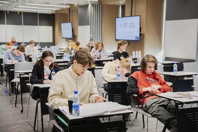 Минпросвещения опубликовало даты и площадки проведения Всероссийских олимпиад для школьников Заключительный этап олимпиады по математике пройдет с 14 по 20 апреля организует его Центральный университет Вуз предоставит площадку организует образовательные программы и экскурсии проведет церемонии открытия и награждения В финале участников будут ждать два тура по четыре задачи по пять часов на каждый Итоги подведут по сумме баллов обоих туров Победители получат льготы при поступлении в вузы например право поступления без экзаменов либо 100 баллов по ЕГЭ по профильному предмету Математики готовьтесь