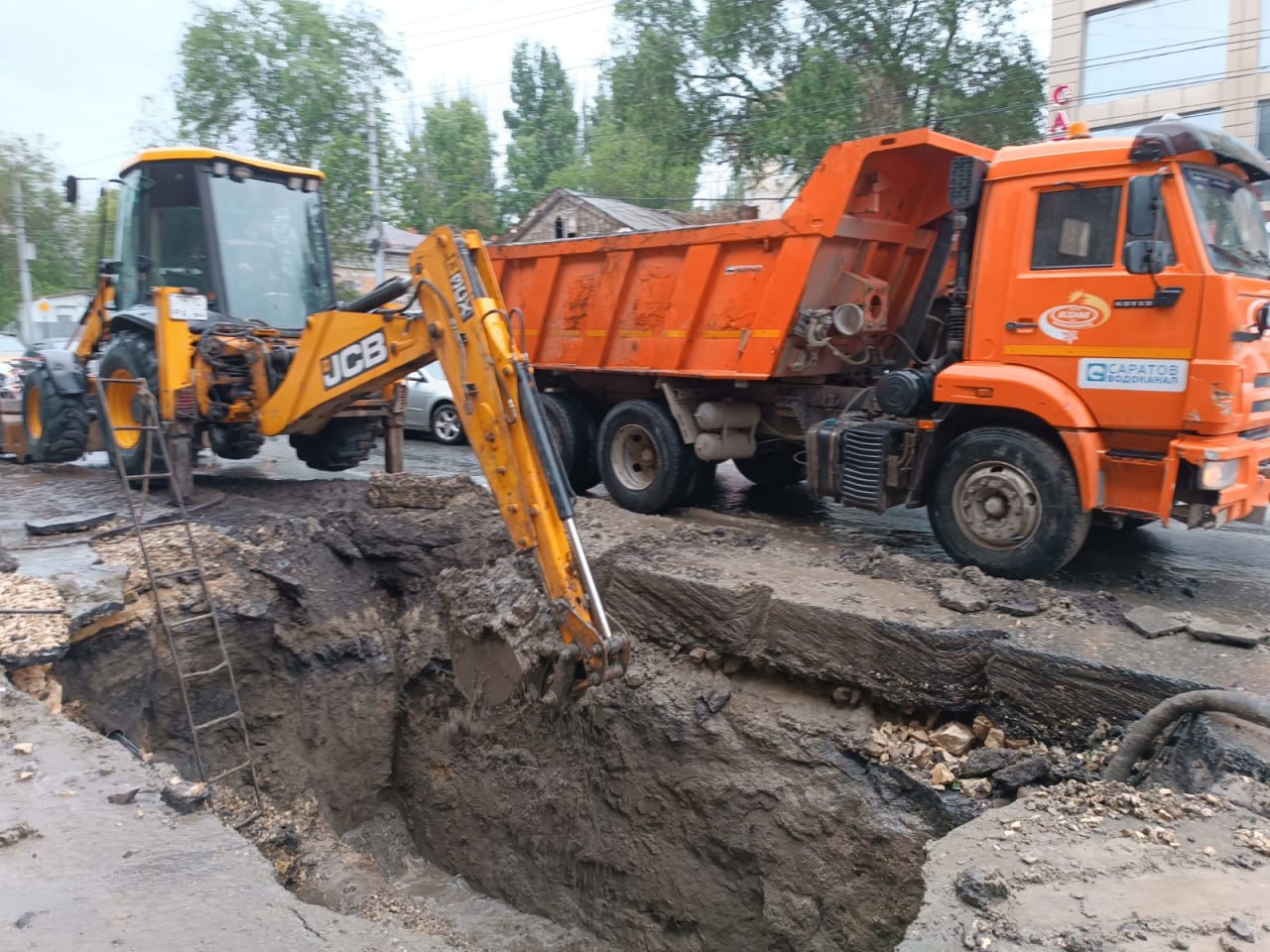  Специалисты МУПП «Саратовводоканал» продолжают аварийно-восстановительные мероприятия на водопроводе по ул. Рабочая, 112а. Был установлен характер повреждения – долевая лопина на чугунном водопроводе d500 мм, необходима замена участка. В настоящее время ведутся работы по разработке котлована и подготовке к демонтажу аварийного трубопровода. "Саратовводоканал"