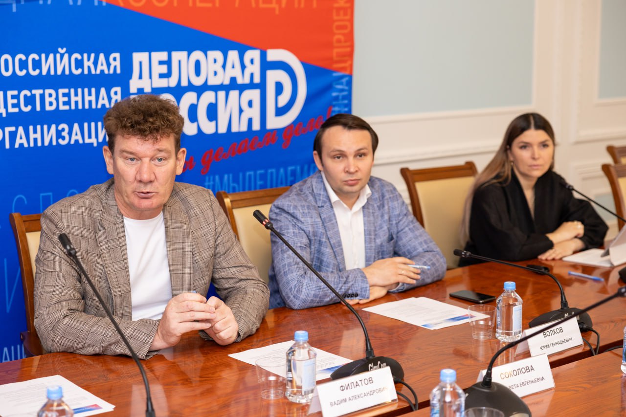 Ассоциация "АвтоГрузЭкс" совместно с комитетом по логистике "Деловой России" обсудили проблему каботажа За последние полгода на российский рынок вышли десятки китайских игроков, которые забрали большую часть заказов по международным перевозкам между РФ и КНР. В этих условиях конкуренция становится неравной: ставки китайских перевозчиков на 30–35% ниже российских. У компаний из КНР есть такая возможность в том числе благодаря сниженным ставкам лизинга: 3-5% против 20-21% в России, согласно данным «АвтоГрузЭкс». Кроме того, себестоимость приобретения тягача в Китае на 25-30% ниже, чем в РФ. По данным участников «АвтоГрузЭкс», транспортные компании из КНР все чаще не официально занимаются каботажными перевозками по территории России. Кроме того, компании не проходят весогабаритный контроль, а многие штрафы за нарушения — остаются невыплаченными. Ситуация усугубляется тем, что для запрета на выезд из России иностранной компании требуется официальное уведомление, которое зачастую не доходит до адресата. "Решить проблему позволит повышение прослеживаемости работы на российском рынке. Для этого важно ускорить создание единой платформы обмена данными, контроля перевозок и взаимодействия между участниками рынка — «Гослог». Система будет включать в том числе единый реестр перевозчиков с информацией о компаниях, их автопарке, грузах, маршрутах. В перспективе к ней будут подключены в том числе и иностранные игроки, как ранее сообщал Минтранс РФ", — сообщил президент "АвтоГрузЭкс" Вадим Филатов. Кроме того, необходимо обеспечить российским перевозчикам доступ к экспортным контрактам через механизмы господдержки. Только так можно сохранить конкурентоспособность отрасли в условиях растущего давления со стороны остальных игроков рынка. "АвтоГрузЭкс"