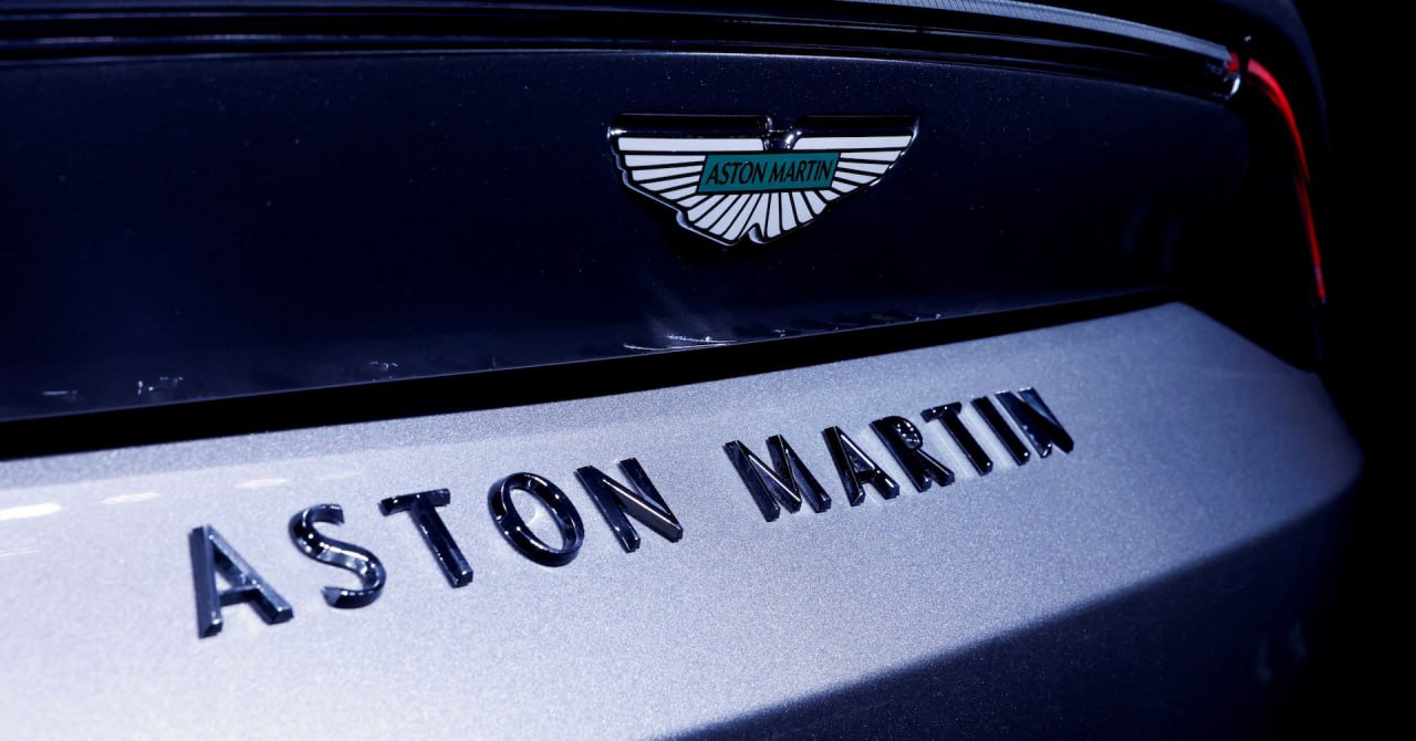 Британский Aston Martin заявил о падении прибыли, разделяя проблемы европейских автопроизводителей, — Reuters   Aston Martin предупредил о падении годовой базовой прибыли и понизил прогноз объемов производства из-за сбоев в цепочке поставок и падения спроса в Китае, в результате чего акции компании упали на 8%, — констатирует Reuters   Британский производитель автомобилей класса люкс присоединяется к другим европейским автопроизводителям, переживающим кризис. Компания сокращает целевой показатель оптовых объёмов продаж на 2024 год на 1000 автомобилей   «Stellantis в понедельник также предупредил о падении прибыли, а в пятницу Volkswagen снизил свой прогноз на 2024 год. Mercedes-Benz недавно снизил целевой показатель годовой прибыли во второй раз за два месяца» , — подчёркивает в заключении Reuters  «КРИСТАЛЛ РОСТА» ранее информировал, что по данным Bloomberg 7000 компаний Британии обанкротятся в 2024 году