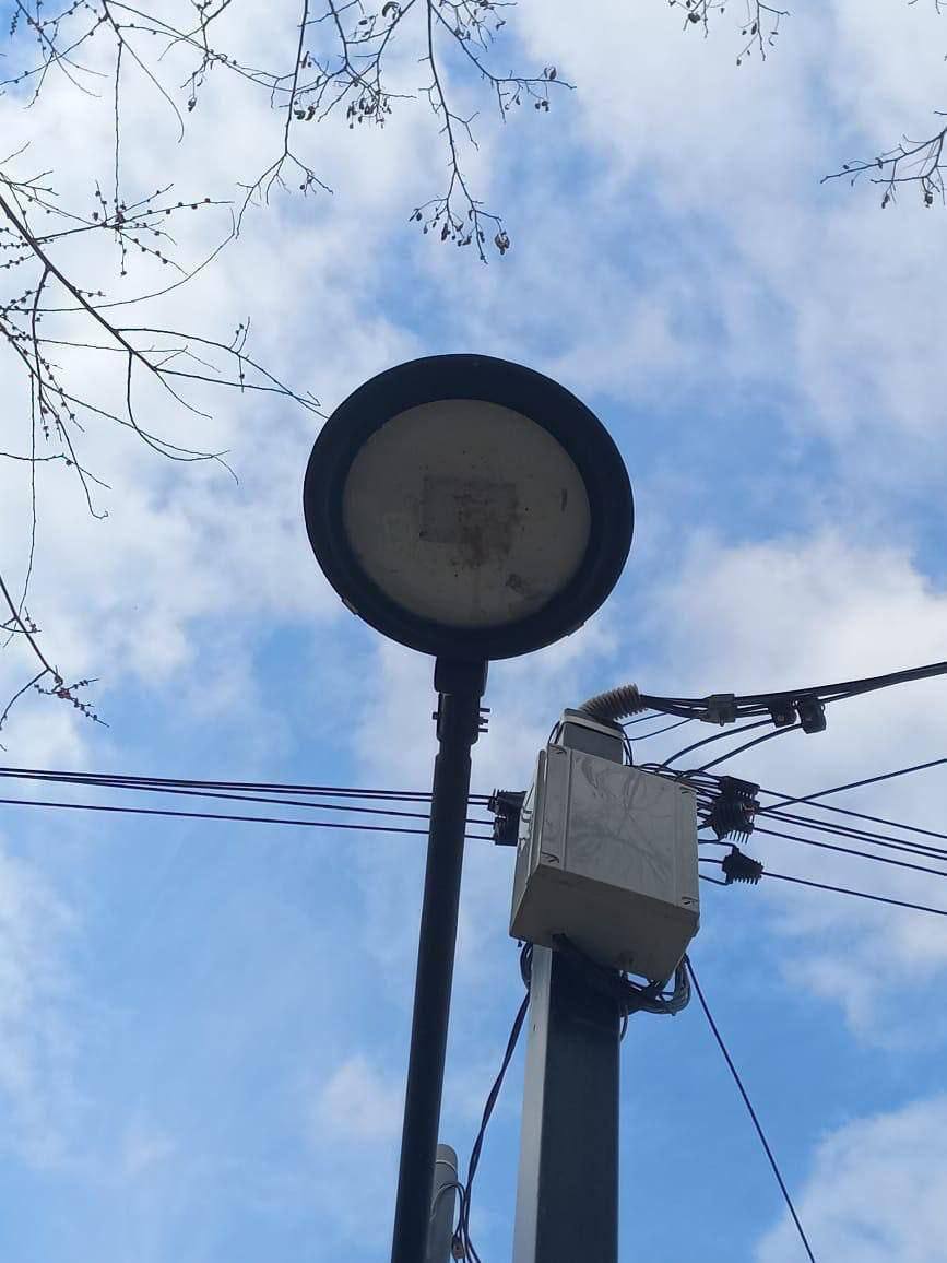 В Крыму за хищение 22 млн руб. при благоустройстве Красноперекопска подрядчик получил 4 года условно. Компания должна была провести работы по благоустройству улицы Чапаева, включая установку уличного освещения. Однако вместо оборудования, предусмотренного проектом, подрядчик использовал более дешевые и менее качественные аналоги, скрыв это в отчетных документах. В результате город понес ущерб на сумму свыше 22,8 млн руб. Суд признал заместителя директора компании виновным по ч. 4 ст. 159 УК РФ мошенничество в особо крупном размере и обязал его полностью возместить ущерб администрации Красноперекопска. Приговор в законную силу не вступил. Первый Севастопольский