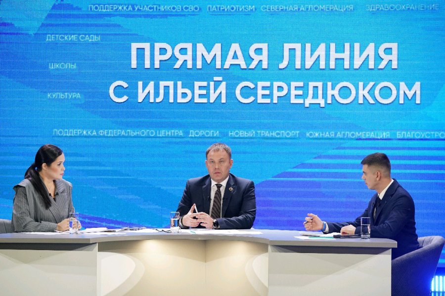 Илья Середюк рассказал о реконструкции аэропорта Кемерово и о целесообразности электрички между столицами Кузбасса Глава региона на прямой линии рассказал о ходе реконструкции аэропорта в Кемерове Уже завершен первый этап участок взлетно посадочной полосы длиной более 1 км Второй этап участок длиной 2 2 км будет реализован с применением механизма концессионного соглашения с привлечением средств федерального бюджета и инвестора Заключение соглашения планируется на январь 2026 года сейчас идет согласование условий Работы по реконструкции намечены на 2027 год с временным закрытием аэропорта Кемерово о чем жителей региона обязательно проинформируют заранее   kuzzbas ru news authority 77657 html