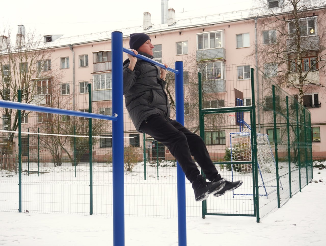 На Студенческой улице в Великом Новгороде обновили спортплощадку Во дворе дома 15 2 завершилось масштабное обновление спортивной площадки Проект реализован в рамках инициативного бюджетирования и программы развития ТОС благодаря активным и неравнодушным жителям Территориальное общественное самоуправление здесь появилось меньше года назад его создали сами жители на общем собрании За это время двор заметно преобразился выровнено поле для игр установлено новое ограждение появились футбольные ворота баскетбольное кольцо опоры под волейбольную сетку и смонтирован турникет для занятий Председатель ТОС Алексей Емельянов отметил поддержку городской администрации и добавил что впереди у команды ещё много планов в следующем сезоне жители хотят заняться озеленением территории