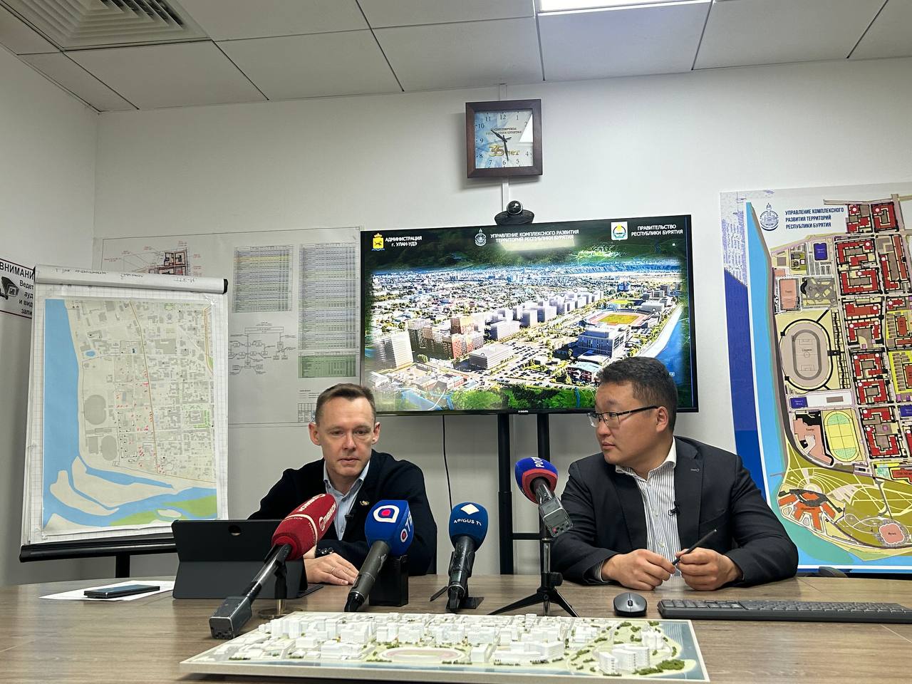В Улан Удэ подводят итоги двух лет комплексного развития центра города 12 октября 2023 года был заключён договор о комплексном развитии центральной части Улан Удэ Итогами за 2 года работы поделились на пресс конференции начальник Управления комплексного развития территорий Зана Тумуров и заместитель генерального директора по девелопменту ПИК Владимир Антонов Как отметил Антонов на сегодняшний день заключено 212 договоров и 827 сделок Из них 479 семей переселят в дома группы компаний ПИК Остальные получат равноценное возмещение по рыночной оценке или жильё за пределами территории застройки Одним из ключевых социальных объектов станет новая школа строящаяся в рамках концессионного соглашения После экспертизы мы провели аудит и оптимизировали затраты чтобы снизить стоимость строительства Сейчас документы подписываются и подрядчик готов приступить к активной фазе работ отметил Тумуров Школа готова примерно на 50 закрыт тепловой контур завершены площадочные и внеплощадочные сети ведутся отделочные и монтажные работы Завершить строительство планируется в 2026 году Со слов Заны Тумурова с каждым собственником ведётся индивидуальная работа поэтому удалось избежать судебных споров по многоквартирным домам Одним из самых сложных этапов стало проектирование инженерных сетей Работы на улице Смолина уже завершаются а оставшиеся участки будут асфальтированы в следующем году В 2026 году запланирована реконструкция канализационной станции Советская Проект включает и новую транспортную концепцию Она предусматривает изменение схем дорожного движения введение выделенных полос для общественного транспорта корректировку светофоров и появление платных парковок Расширять улицы невозможно из за исторического статуса центра города но за счёт новой схемы движения можно снизить нагрузку и избежать пробок добавил Антонов Проект комплексного развития территорий один из ключевых элементов мастер плана Улан Удэ Работа ведётся ритмично по графику Мы близки к получению разрешения на строительство следующих корпусов Главное сохранить темп подытожил Тумуров