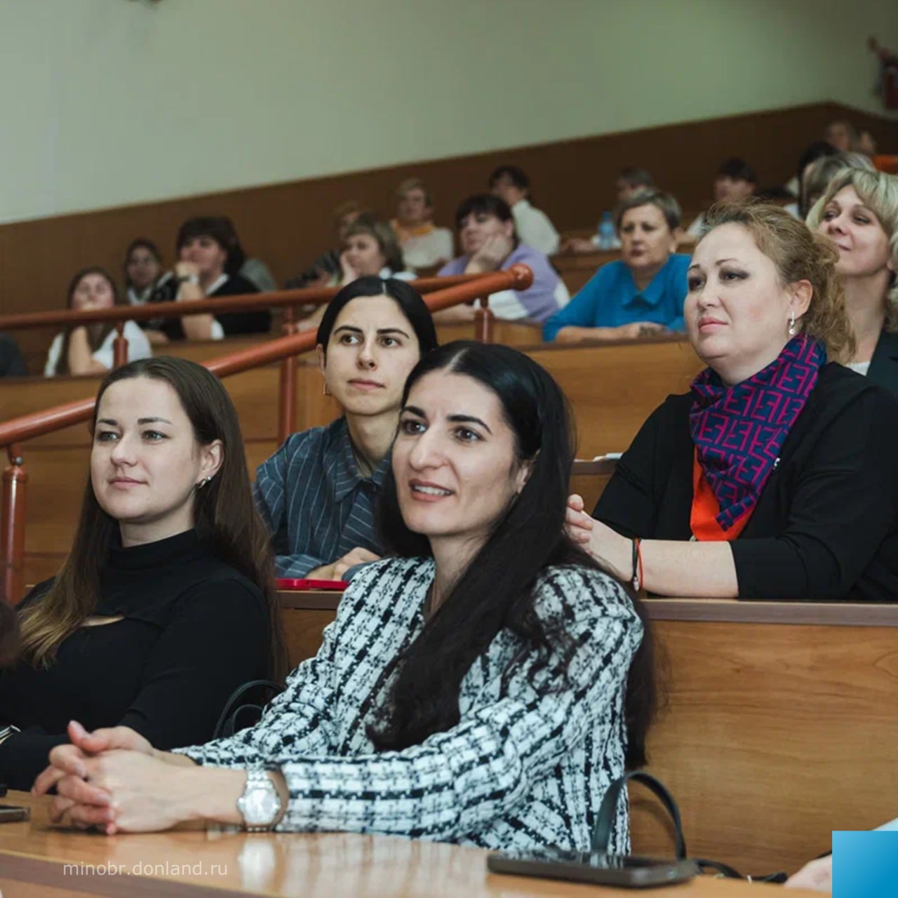 На Дону состоялся Родительский форум Крепкая семья сильная Россия На мероприятии встретились около 1200 дончан это родители педагоги и представители общественных организаций На пленарном заседании они вместе с экспертами обсудили актуальные вопросы развития сферы образования и воспитания и наметили способы решения существующих задач В рамках работы секций участники подробнее рассмотрели широкий спектр тем от дополнительного обучения и поддержки семьи до применения новых технологий и укрепления традиционных ценностей минобразованиеРО родительскийфорум