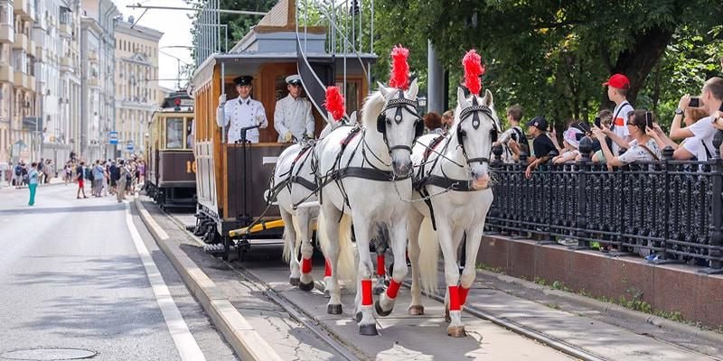 В год 125-летия трамвайного движения в Москве на улицах города прошло три парада этого вида транспорта, которые завершались выставкой редкой техники. Ежегодно парады трамваев собирают десятки тысяч москвичей на улицах города. В 2024 году их посетили более 500 тысяч человек. Кроме того, был достигнут рекорд: впервые за всю историю в разных районах столицы состоялось сразу три парада трамваев за год.  Трамвай считается одним из любимых видов транспорта среди москвичей. Он продолжает активно развиваться: открываются новые линии, улучшается и модернизируется инфраструктура. Сегодня на улицах города курсируют современные вагоны нового поколения. Специалисты Московского метрополитена и Музея транспорта Москвы уделяют особое внимание истории трамвая.